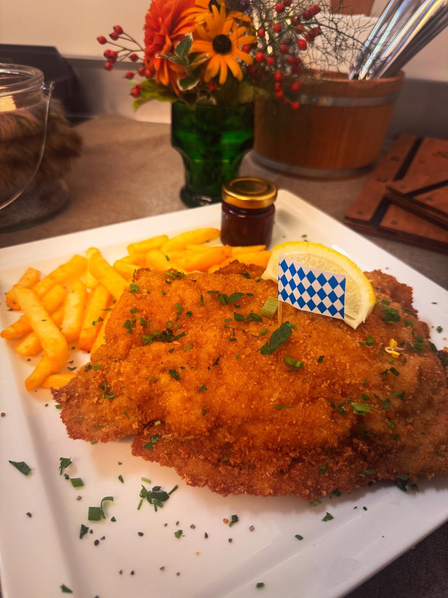 Feurig, würzig, unwiderstehlich!
Unser Chili-Käse Cordon Bleu vereint zartes Schweinefleisch, geschmolzenen Käse und eine pikante Chili-Note zu einem Geschmackserlebnis mit Suchtfaktor! 🔥🧀
Perfekt für alle, die es gern herzhaft mit einem Hauch Schärfe mögen. 🌶️
#cordonbleu #chili #soulfood #genussmomente #gasthausliebe #tegernsee #tegernsee_lifestyle #tegernseegehtaus #GasthausSchießstätte #Tegernsee #BayerischeKüche #HeimatGenießen #NeuAufInstagram #tegernseelove #tegernseetal #tegernseeerleben #tegernseeliebe #tegernseelifestyle #tegernseehell