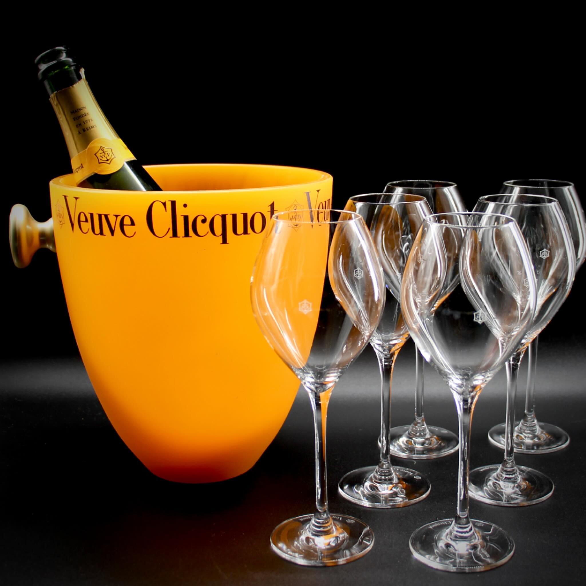 Celebrate with one of our favourite French bubbles 🧡
Champagne bucket and glasses online…
SOLD Glasses