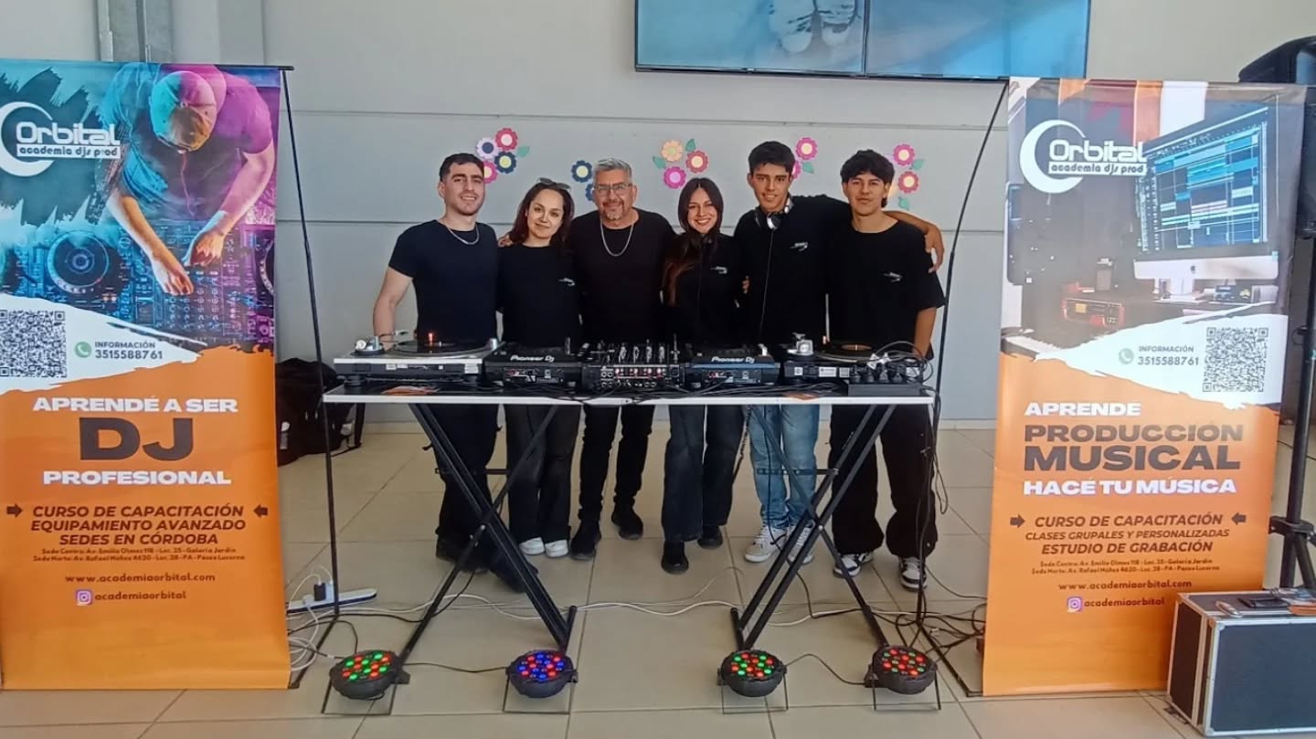 “12ª Edición de la Expo Carreras, Empleo y Emprendedurismo”
Estadio Arena - Villa Carlos Paz
24/9/25
Rocio Contreras c_roo, Valentin Ustares
@Valiustares, Valentina Vazquez Bournot @valentinavazquezbournot y Jose Aguero @Jose_aguero___ 🎶
Profe: Diego Torres @diegotowersmusic
Director: Sergio Albornoz @thesirius_dj
#ExpoCarrerasVCP #VillaCarlosPaz #Academia #Emprendedurismo #Carreras #Musica #DjLife #JuventudVCP #Talento #Formacion