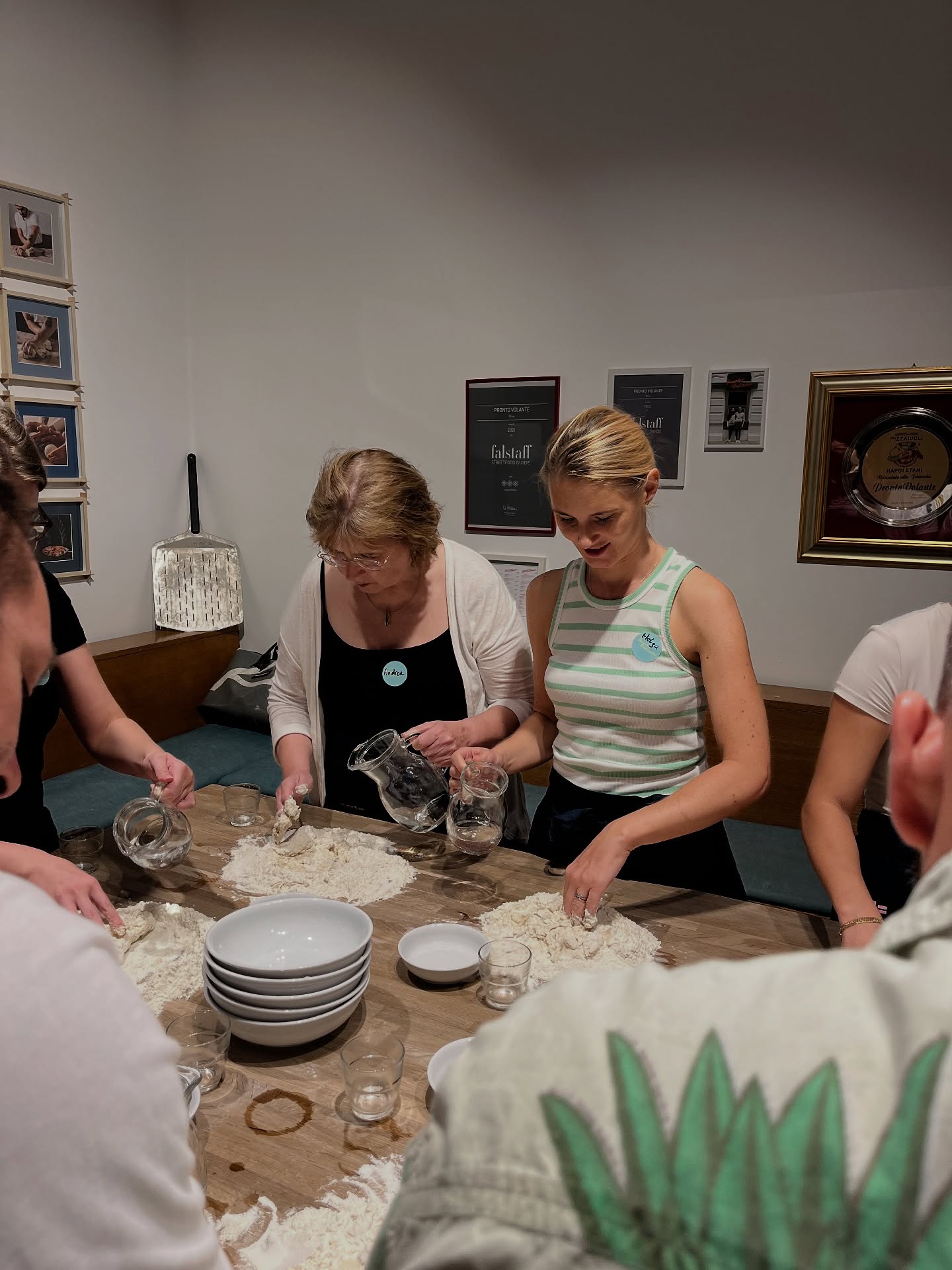 Pizza, smiles & good vibes – that’s what every workshop at Scuola Volante is all about. 🍕✨ Come join us and make your own slice of happiness!
#scuolavolante #pizzaschool #pizza #thepizzaguy #discovolante #prontovolante #wien #vienna #pizzaworkshop #pizzaworkshops #foodie #pizzalovers #cookingschool #pizzatime #pizzaexperience #neapolitanpizza #authenticpizza #homemadepizza #createandbake #fromscratchwithlove #pizzavibes