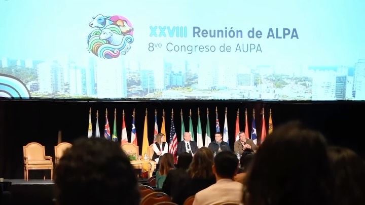Durante estos días, la Reunión Latinoamericana de Producción Animal nos convocó a pensar, debatir y construir juntos el presente y el futuro de una producción animal más ética, sostenible, innovadora y estratégica para nuestra región y el mundo.
Más de 500 participantes, entre investigadores, productores, académicos, estudiantes y referentes del sector público y privado, compartimos ideas, saberes y desafíos en un espacio único de integración, diálogo y cooperación regional.
En un contexto global en constante transformación, reafirmamos el papel clave de América Latina como garante de la soberanía y seguridad alimentaria, así como protagonista en la producción de proteínas y fibras de origen animal con compromiso ambiental y social.
Gracias a todas y todos por ser parte de esta experiencia transformadora. Nos vamos con nuevos conocimientos, vínculos fortalecidos y la convicción de que solo con más ciencia, más integración y más humanidad podremos responder a los desafíos que vienen.
