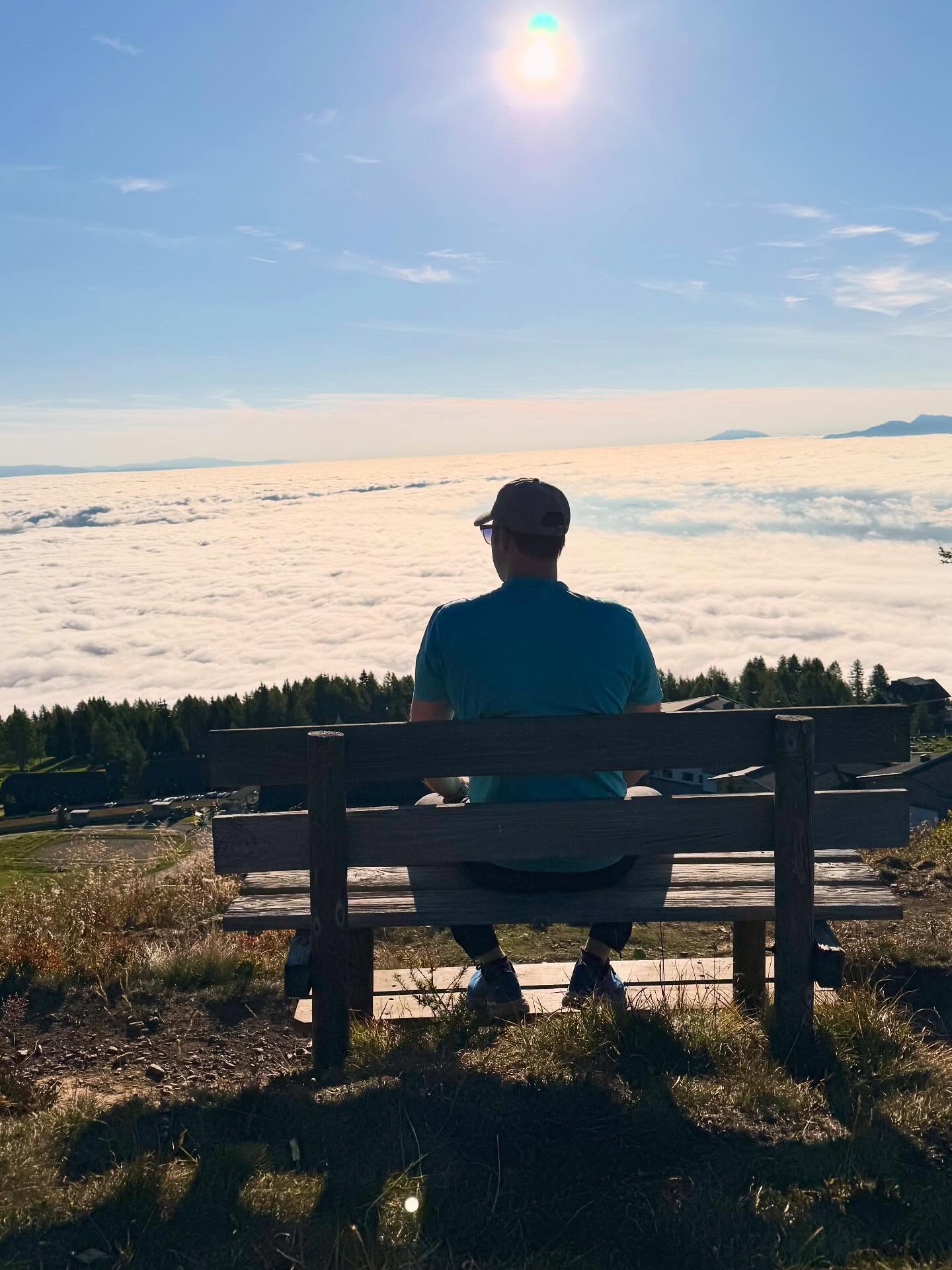 ✨ Über den Wolken – endlose Freiheit ✨
Shiatsu hilft dir, deinen Geist zu beruhigen, deinen Körper wieder bewusst zu spüren und deinen Gefühlen Raum zu geben. 🌿
Gönn dir eine Auszeit, um ganz bei dir anzukommen – denn nur wenn du dich selbst fühlst, kannst du frei sein. ☁️💆♀️
#Shiatsu #AuszeitFürMich #InnereRuhe #Freiheit #Achtsamkeit #shiatsumichl #tcm #massage #meridiane #berge #überdenwolken #akupunktur #akkupressur