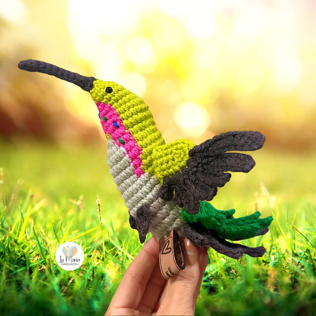 No me pude resistir las ganas de mostrarles como quedó esta belleza de colibrí 💚🩶🩷 Crees que mi clienta quedará feliz?
I couldn’t resist the urge to show you how this beautiful hummingbird turned out 💚🩶🩷 Do you think my client will be happy?
.
.
.
.
.
@04guz_maria
#thelulubal #viralpost #post #newpost #nuevopost #monitospersonalizados #colibri #hummingbird #muñecospersonalizados #muñecosacrochet #muñecostejidos #lamariamercadito #colibrí #hechomano #handmade #hechoconamor #crochet #ganchillo #amotejer #miemprendimiento #emprendimiento #apoyalolocal #amomitrabajo #muñecaspersonalizadas