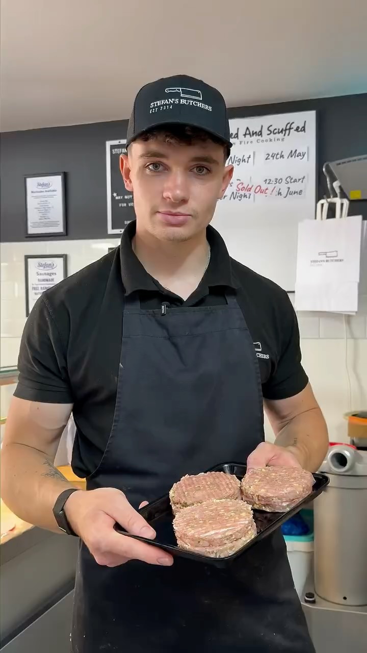 Burgers aren’t just for summer, delicious Chicken and Apple burgers are ready for you to come and get @stefansbutchers 🐓🍎
Autumnal flavours, perfect for a quick delicious dinner 🍽️
See you on Tuesday!
#stayhungrywokingham #butcher #localbusiness #behindthescenes #foodies #burgers #delicious #chickenburgers