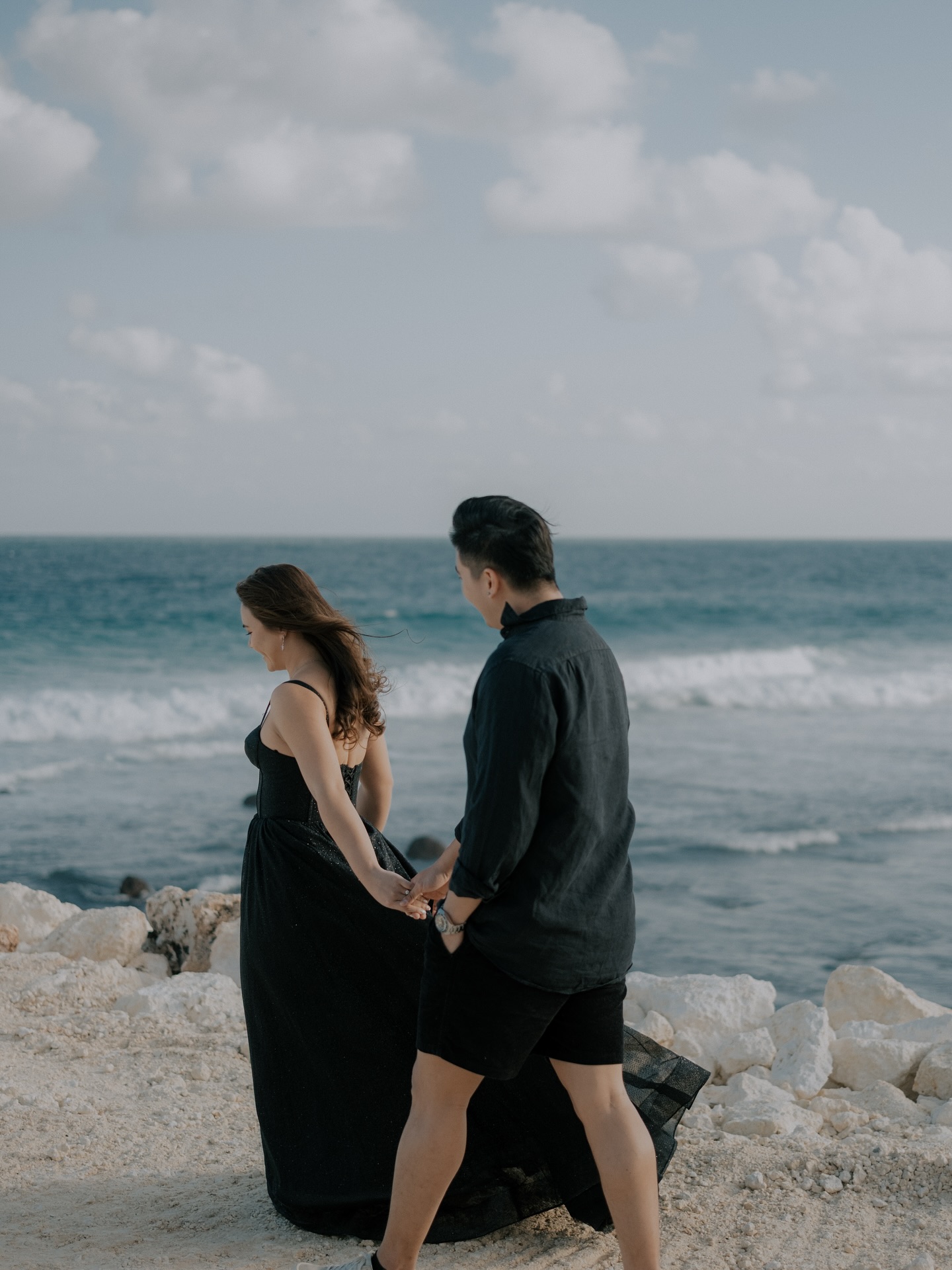 The couple’s go-to place on earth: the beach—where sea, sand, and ocean meet. 🌊 A beach was a must-have, and so it shall be.
Photo & video: @andiregenphoto
Makeup: @dewimope_makeup
Planner & styling: @thegenuinevows