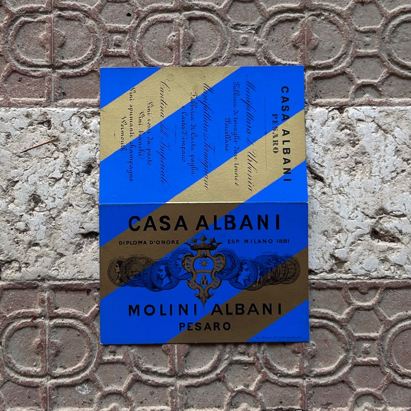 Un semplice volantino ci apre un capitolo inatteso sulla storia della Villa.
Per un periodo, infatti, la sede centrale dell’amministrazione di 𝐂𝐚𝐬𝐚 𝐀𝐥𝐛𝐚𝐧𝐢 si trovava proprio qui: da questo luogo venivano coordinate attività che spaziavano dai mulini alle cantine vinicole, dalle miniere di zolfo alle cartiere, fino alla produzione di spille e ceramiche.
Il documento che vedete ricorda anche il 𝐃𝐢𝐩𝐥𝐨𝐦𝐚 𝐝’𝐨𝐧𝐨𝐫𝐞 𝐫𝐢𝐜𝐞𝐯𝐮𝐭𝐨 𝐚𝐥𝐥’𝐄𝐬𝐩𝐨𝐬𝐢𝐳𝐢𝐨𝐧𝐞 𝐝𝐢 𝐌𝐢𝐥𝐚𝐧𝐨 𝐝𝐞𝐥 𝟏𝟖𝟖𝟏, segno di una 𝐯𝐢𝐯𝐚𝐜𝐢𝐭𝐚’ 𝐩𝐫𝐨𝐝𝐮𝐭𝐭𝐢𝐯𝐚 𝐞 𝐜𝐮𝐥𝐭𝐮𝐫𝐚𝐥𝐞 che andava ben oltre i confini della Villa.
In questi mesi stiamo portando avanti nuove ricerche documentali e non solo, per raccontare presto anche questo intreccio di storie. Un racconto che troverà spazio in ambienti della Villa che saranno resi fruibili al pubblico nella prossima stagione di apertura
#VillaImperialePesaro #CasaAlbani #ricercheinvilla #patrimoniovivente #archividifamiglia #storiaviva #memoriaattiva #culturaeimpresa
@impact_villaimperiale con @plusultrastudio