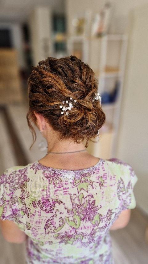 Un chignon sur boucles naturelles, c'est quand même plus beau 🤩
Même sur cheveux courts, il est possible de créer une coiffure élégante et harmonieuse 🌸 Ici, un joli coiffage tout en douceur avant l’habillage. La future tenue ? Une sublime robe repérée chez @tendancemariage74 (une magicienne paraît-il) 🩷
✨ Un résultat chic et naturel qui sublime ses boucles !