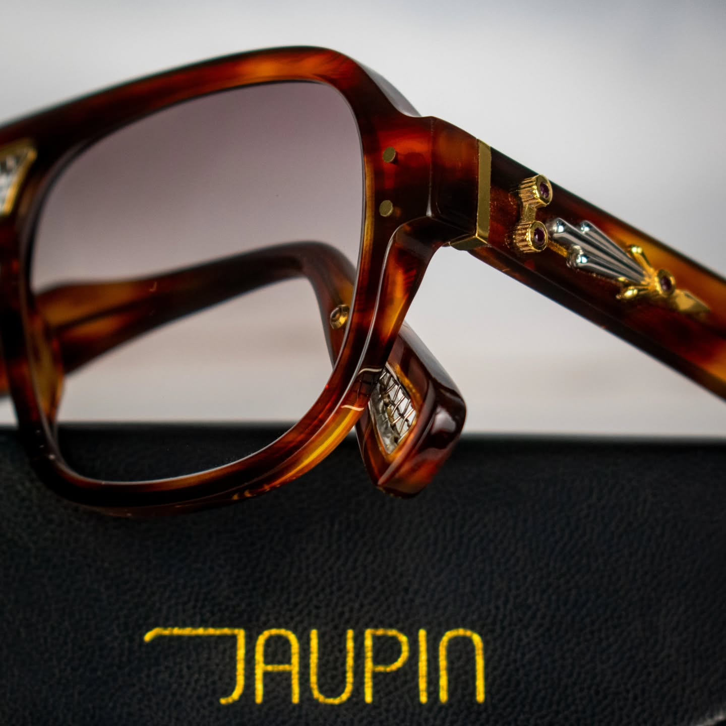 Craftsmanship that speaks louder than words.
Our latest creation blends ruby eyes, white & yellow gold details, and a tortoiseshell acetate body into a frame that’s as rare as it is bold.
Every detail tells a story:
🔶 Yellow gold structure for timeless warmth
⚪ White gold accents for balance and shine
❤️ Ruby stones set in the temples for a touch of fire
This is JAUPIN Eyewear: where savoir-faire meets audacity.
📍 Handmade. Exclusive. Collectible.
Would you wear ruby on your shades? 👓🔥
______________
#JAUPIN #Eyewear #LuxuryFrames #madeindetail #bespoke #sunglasses #Dubai #silmo #silmoparis