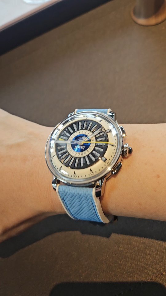 Wearing the @bovet1822 Récital 30, an Official Selection in the Men's Complication category for the GPHG this year.
This world timer is a marvel: it accounts for Daylight Saving Time across all 24 major zones—plus the unique 30-minute offset of New Delhi. Only 30 pieces will be made, making this an ultra-rare piece of mechanical ingenuity.
#tictoctime @cortinawatch #cortina #Bovet #Recital30 #GPHG #MensComplication #WorldTimer #HauteHorlogerie #LimitedEdition