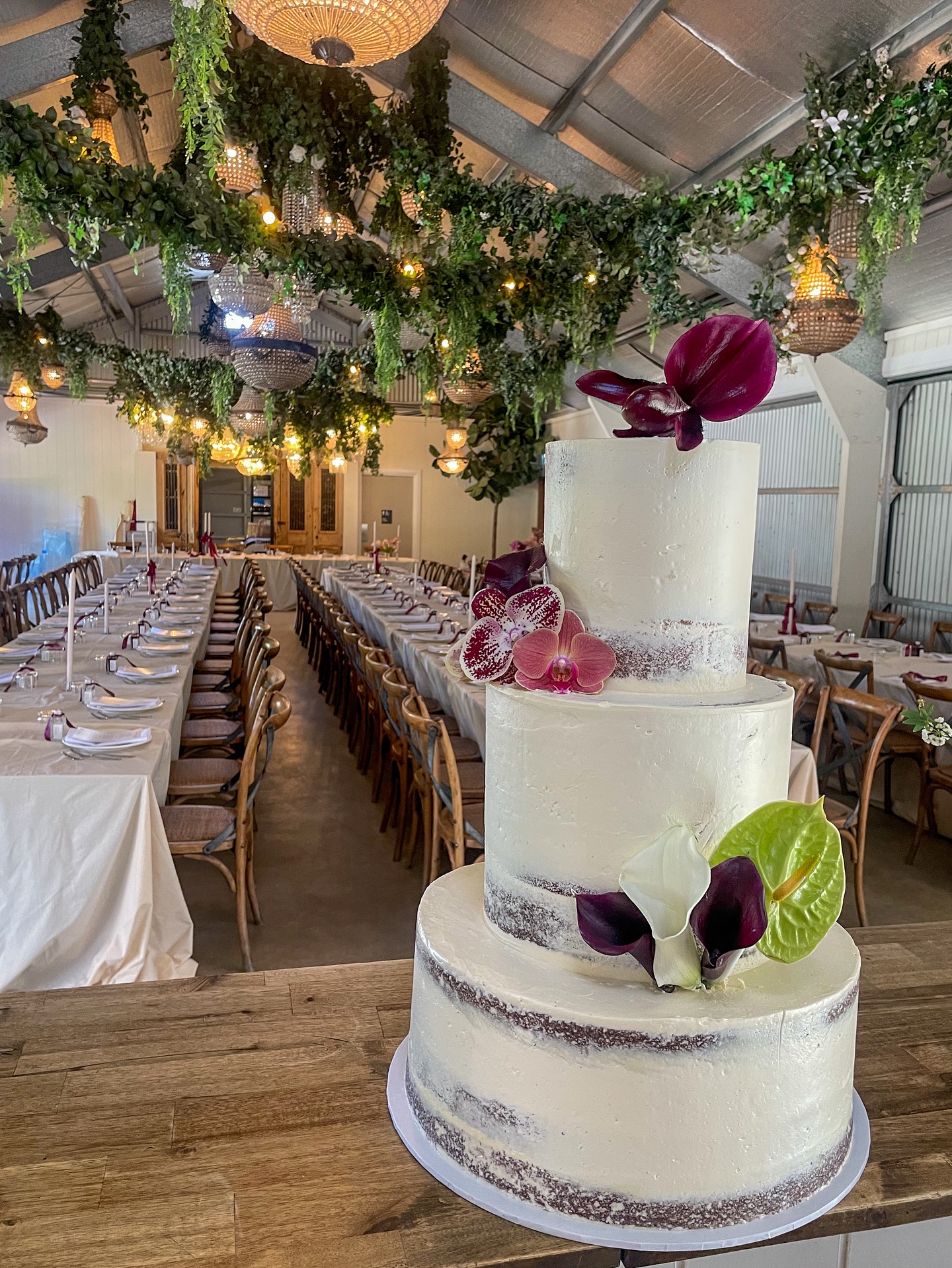 Congratulations to the beautiful couple and @thewoodsfarm on an unforgettable day. Elegant semi-naked cake adorned with florals.
#thewoodsfarmjervisbay #wedding #cake #bride #cakedecorating