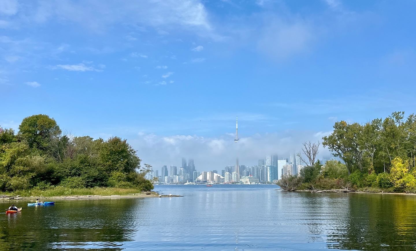 Sometimes the city hides just enough to remind us: a little mystery makes the view even more magical. From the islands, it almost looks like the skyline is floating - half dream, half reality. 🌆 ☁️
#CNTower #TorontoSkyline #PedalToronto #CloudyWithaChanceofSkyline @TorintoViews #TorontoIslands #BikeTO #UrbanMagic #BikeTours #LocalGuides #TravelCanada #TourismToronto