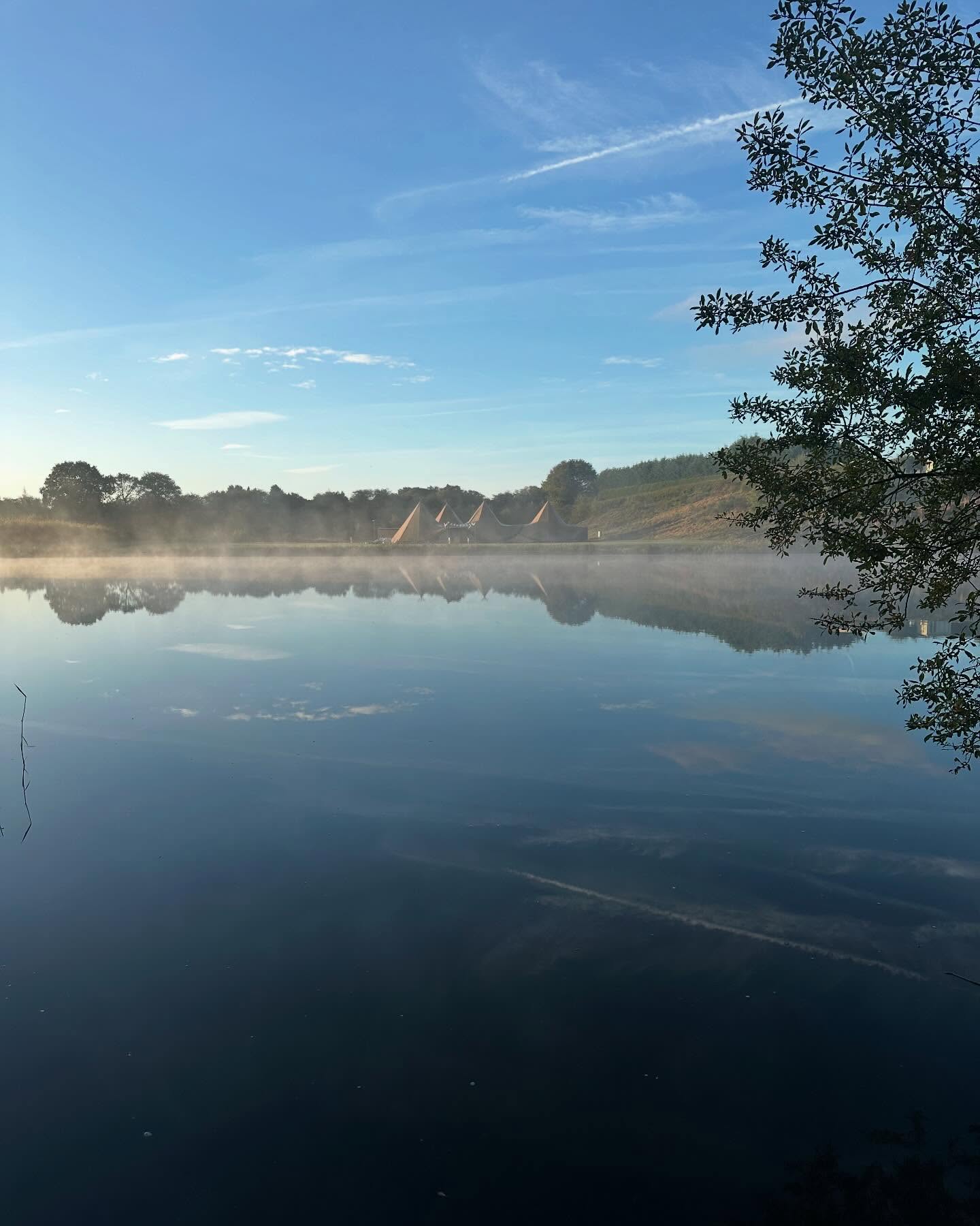 No filter needed as I took a walk around the lake this morning, it just looked STUNNING! 😍