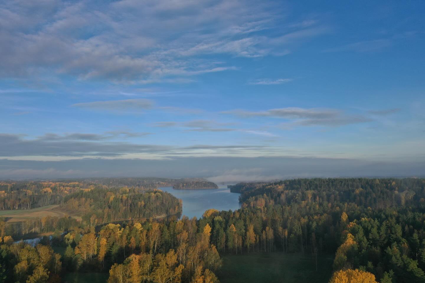 Bästa tiden börjar nu..! 🍁
Vem håller med?
Bild som visar den vackra naturen runt omkring gården en annan vacker höstdag ☀️🍁🌲