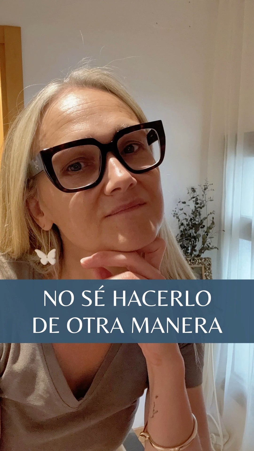 ¿Vives con desorden y acumulación de objetos📦en casa desde hace años y deseas acabar con ello este año?
Pues no seré yo quien te haga perder más tiempo dándote tips de orden que no te ayudarán.
¿Cuántos años enredada en….:
🤔Tienes que ponerte a ordenar en pequeños bloques de tiempo. Un cajón o estante cada día, sin realmente avanzar..
🤔Tienes que comprar productos para guardar aún más: cajas, bolsas de guardado al vacío, perchas más finas u organizadores específicos para maquillajes, zapatos, cables,...
🤔Tienes que cumplir la regla de si algo entra, algo sale, o el dejar las dudas en una caja y si en 3 meses no se han usado las puedes sacar.
🤔Tienes que obligarte a las rutinas de revisar diariamente el correo y a dedicar 5 minutos a recoger antes de irte a dormir
Tienes, tienes, tienes
Una situación de desorden y acumulación generalizada no se resuelve con el esfuerzo de implementar acciones sueltas inconexas.
Necesita que acciones enfocada y a ritmo constante🎯, asegurando que cada paso👣 lo des en el orden correcto y enfocado en tu objetivo, y dejar de dar vueltas en círculo🌀 moviendo cosas de acá para allá sin tomar decisiones.
No tengo una varita mágica🪄, un tip o frase que darte que te saque de donde estás, tengo un programa de acompañamiento en el que ordenarás acompañada de manera constante 📆semana a semana, en el que ante cada duda recibirás la respuesta para dar tu siguiente mejor paso 👣, en el que no tirarás el dinero 💸en comprar más y en el que revisarás y ordenarás cada objeto de tu casa🏡, acabando con el desorden y la acumulación de objetos📦 de una vez y para siempre🎯 .
No sé ayudarte de otra manera.
Si deseas acabar con el desorden de una vez y para siempre, comenta con la palabra "CASA"🏡 , te escribo por privado y vemos si puedes acceder a mi programa de acompañamiento para que en unos meses lo hayas resuelto para siempre con mi ayuda 💃.
#tresinteriores #LibérateDelDesorden #DesapegoConsciente #SoltarParaCrecer #AdiósAcumulación #VivirSinDesorden #PsicologíaDelOrden #CreenciasQueAtrasan #CambioDeMirada #BloqueosYDesorden #MenteOrdenadaVidaOrdenada #OrdenYBienestar #MujeresQueTransforman #ReinventaTuVida #AdiósAcumulación