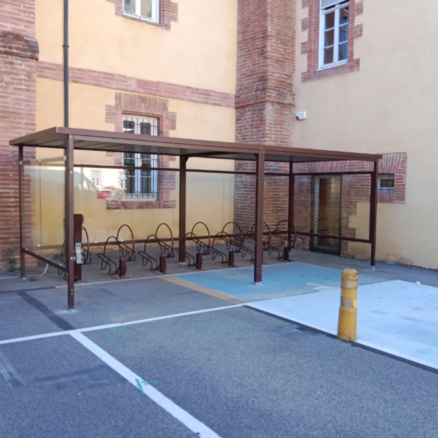 🚲🌍 Nouvelle réalisation à Perpignan !
Installation d’un abri vélo MIGA M60 pour la ville, afin de favoriser la mobilité douce et sécurisée.
👉 Structure acier M60 robuste
👉 Habillages en verre trempé
👉 Station de gonflage et support d’entretien vélo intégrés
👉Borne de recharge électrique
Une solution de mobilier urbain durable qui encourage les déplacements à vélo tout en offrant confort et protection.
Merci à la Ville de Perpignan pour sa confiance dans ce beau projet !
#mobilierurbain #mobilierextérieur #abrivelos #abrivelo #abrivélos #abrivélo #abrisvelos #abrisvelo #abrisvélos #abrisvélo #abri2roues #mobilierpourcollectivités #mobilierdurable #mobilierpourespacespublics #mobilierpourparkings #sécuritéparking #kitrechargesolaireautonome #écoconception #fabricationfrançaise #circuitscourts #abriMIGA