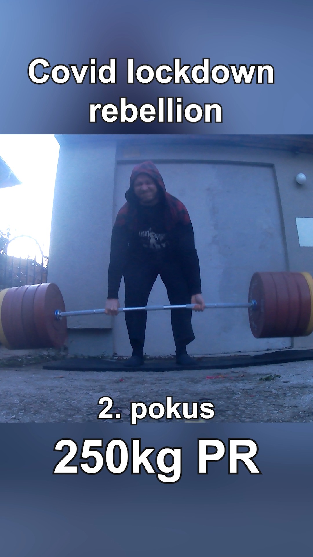 Psal se rok 2020, 5.října, 6 stupňů Celsia, druhý lockdown. Připravoval jsem se na maximálku, když v tom se zase všechno zavřelo, ale já jsem řekl NE. Koupil jsem osu a kotouče za 30 tisíc, vytahal před barák a úplně sám se pokoušel o čtvrttunu. První pokus nevyšel, na druhý jsem se líp srovnal a vyšlo to! Tohle je rozhodně den, na kterej nikdy nezapomenu, opravdový zážitky si totiž nejde koupit, ty si musíš vytvořit!