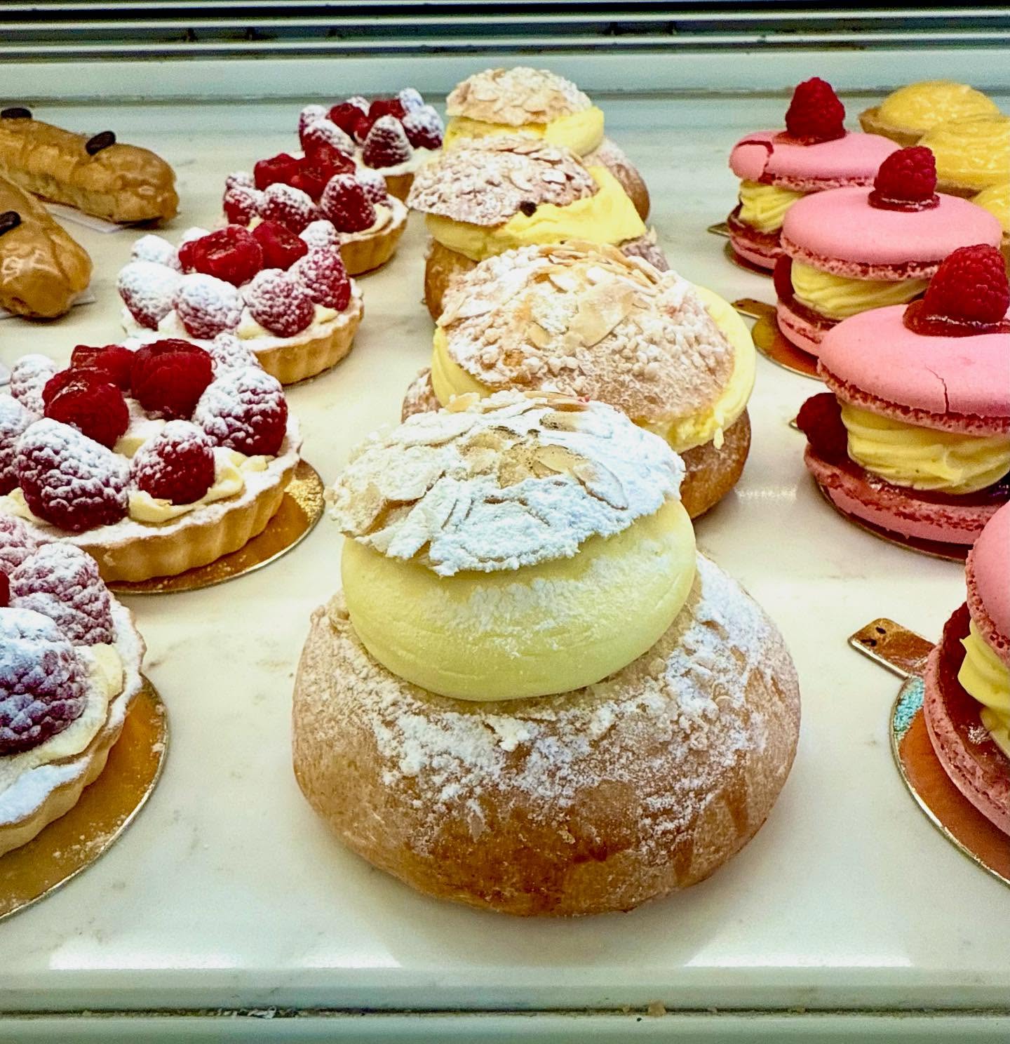 Tarte tropézienne #frenchpastry #tartetropezienne #nice #nicefrance #nicecotedazur #nicefrance🇫🇷❤️ #nicefranceriviera #frenchrivieralife #frenchriviera🇫🇷 #mediterranean #mediterranée #retireandtravel #retireandenjoylife #france🇫🇷 #visitnice #ilovenice❤️ #cotedazurfrance #niceislove #travelbloggers #travelblog #travelblogging @visitcotedazur