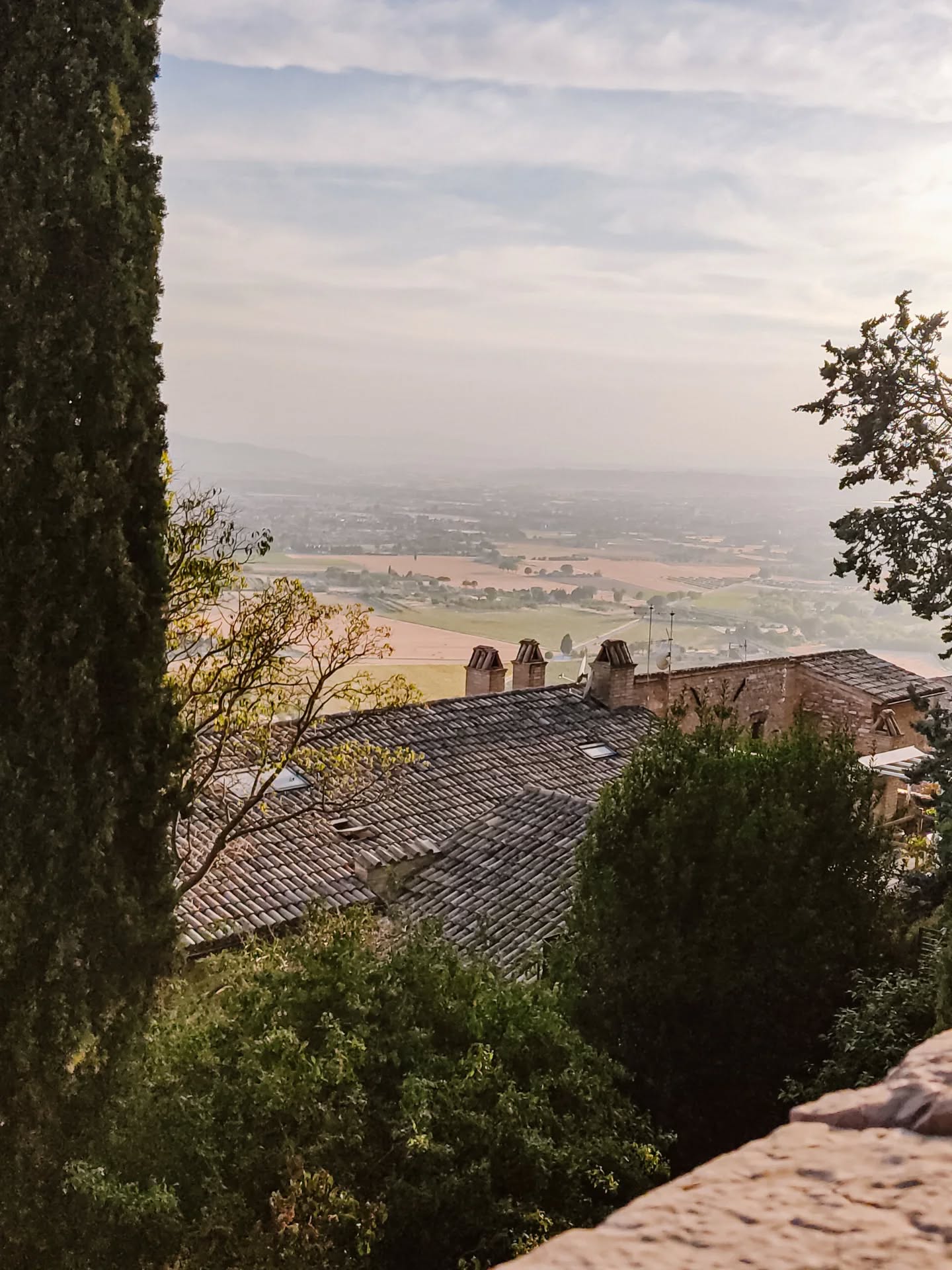 "Na dźwięk wyrazu: Włochy, przyspiesza bicie naszego serca - święte piękno antyku, kwitnąca sztuka, mowa Dantego w ustach ludu, uczucie wypełnionej powietrzem, rozległej przestrzeni, tchnąca delikatną mocą ziemia, która od wieków rodzi oliwki, symbol pokoju, i winogrona, symbol upojnej wesołości." (P. Muratow "Obrazy Włoch")
I z tym widokiem umbryjskiego horyzontu prosto z Asyżu - miasta pokoju Was dziś zostawiam 🫒✨
| Pomagam kobietom mówić po włosku z radością i bez stresu🌿 | Online i w podróży do Włoch 🇮🇹| Autorskie kursy języka włoskiego| Włoskie Horyzonty| Włoski do Poduszki| pilot i przewodnik po Italii| Blog Primocappuccino.pl
#asyż #wloskiehoryzonty #umbria #wloskieklimaty
| "Na dźwięk wyrazu: Włochy, przyspiesza bicie naszego serca - święte piękno antyku, kwitnąca sztuka, mowa Dantego w ustach ludu, uczucie wypełnionej powietrzem, rozległej przestrzeni, tchnąca delikatną mocą ziemia, która od wieków rodzi oliwki, symbol pokoju, i winogrona, symbol upojnej wesołości." (P. Muratow "Obrazy Włoch")
I z tym widokiem umbryjskiego horyzontu prosto z Asyżu - miasta pokoju Was dziś zostawiam 🫒✨
| Pomagam kobietom mówić po włosku z radością i bez stresu🌿 | Online i w podróży do Włoch 🇮🇹| Autorskie kursy języka włoskiego| Włoskie Horyzonty| Włoski do Poduszki| pilot i przewodnik po Italii| Blog Primocappuccino.pl
#asyż #wloskiehoryzonty #umbria #wloskieklimaty
|