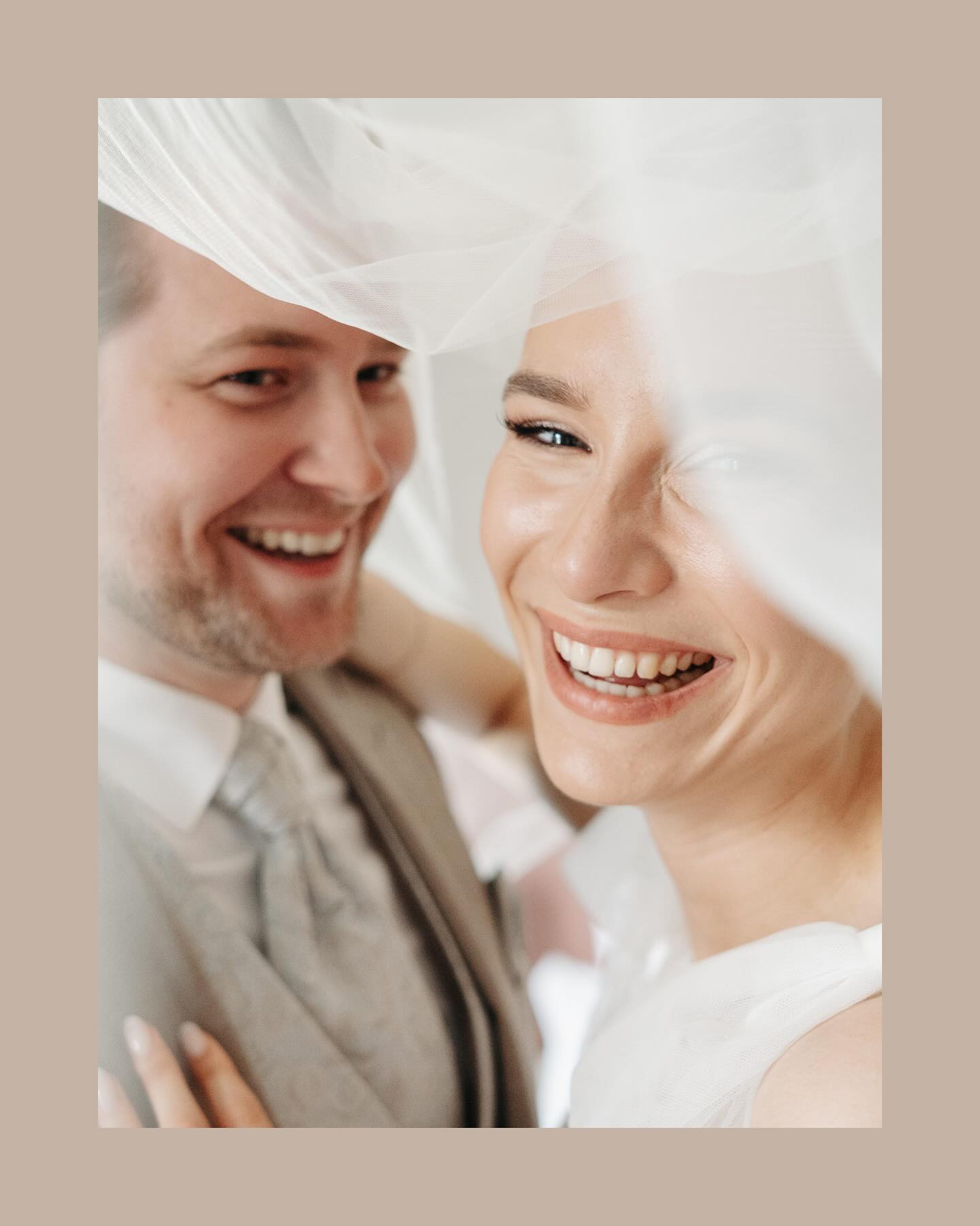 Lachen, Leichtigkeit, Liebe – manchmal braucht es nichts weiter als einen Schleier, um ein Universum voller Gefühle zu öffnen.🤍 Die Freude in ihren Gesichtern erzählt mehr als tausend Worte. Sylt schenkt nicht nur Kulisse, sondern ein Gefühl von Freiheit, das sich in Bildern wie diesem widerspiegelt.
Ein zeitloser Moment, der ewig lebt.
#HochzeitsfotografSylt #WeddingPhotographerSylt #WeddingPhotographerHamburg #HochzeitsfotografHamburg #SyltWedding #Hochzeitsreportage #ElopementGermany #FineArtWeddingPhotography #DestinationWeddingSylt #HamburgWeddingPhotographer #LuxuryWeddingPhotography #WeddingInspirationGermany
_
_
_
_
_
_
_
_
_
_
Planung/Konzept: @onelifespirit_ @jekita.fotografie
Koordination/Orga: @smart.geplant
Papeterie: @noorddesign @florabelle.paperart
Styling: @ganna.vaske
Floristik: @eventfloristikbyklara
Model: @naira_stevens
Location: @mimosa_suites_sylt