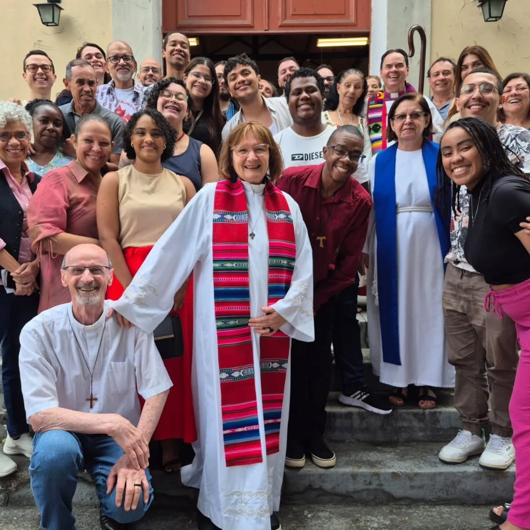 O povo de Deus segue na missão! 🙏🏿
Registros da celebração Eucarística de hoje, 28/09, com a visita pastoral do Bispo Diocesano Eduardo Grillo.
Foram 07 pessoas confirmadas, e comemorando os aniversariantes do mês de Agosto e Setembro 🥰
Esperamos você no próximo domingo ás 10h, endereço na bio. 🤗
Todas as pessoas são bem-vindas! 💐 ❤️
#comunidade
#igreja
#aglicancommunion
#episcopal
#igrejaanglicana
#errejota