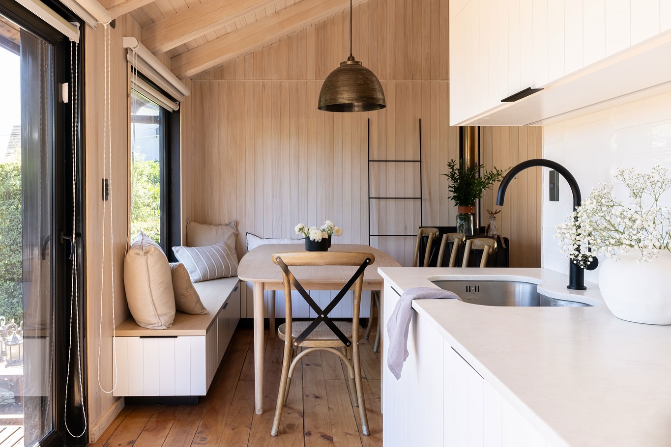 Mira este “antes y después” 🔥. Optimizamos todas las ideas y sueños del cliente y la transformamos en la casa de sus sueños. El interior lo revestimos con eucaliptus de @maderaregnans 🤍!
(Como referencia , la bosca no se movió!)
Casa Algarrobo.
Diseño interior con @estudio__sala
Arquitectura: @lopeteguiarellano.arquitectos
Construcción: @constructora.modo
Quieres remodelar o construir tu hogar ? Contáctanos !
(Mensaje o link en bio)
#arquitectura #construccion #remodelacion #diseño