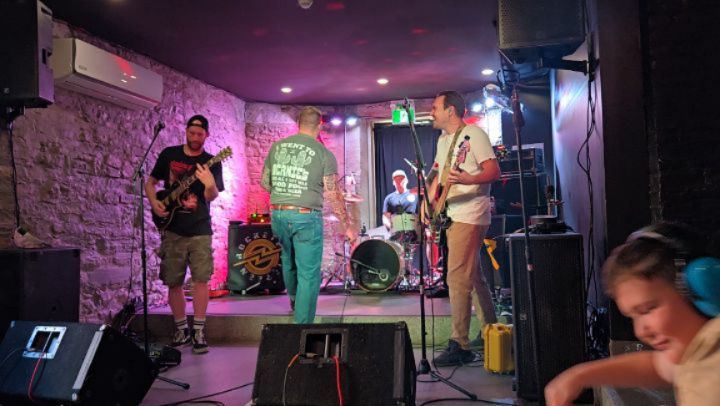 Afternoon show at @absinthe.hamilton with the Might @adelledapunk crushing a set! The energy of these guys was incredible... The kids were going nuts, parents too!
#hamont #punk #melodichardcore #adelleda #punkrock