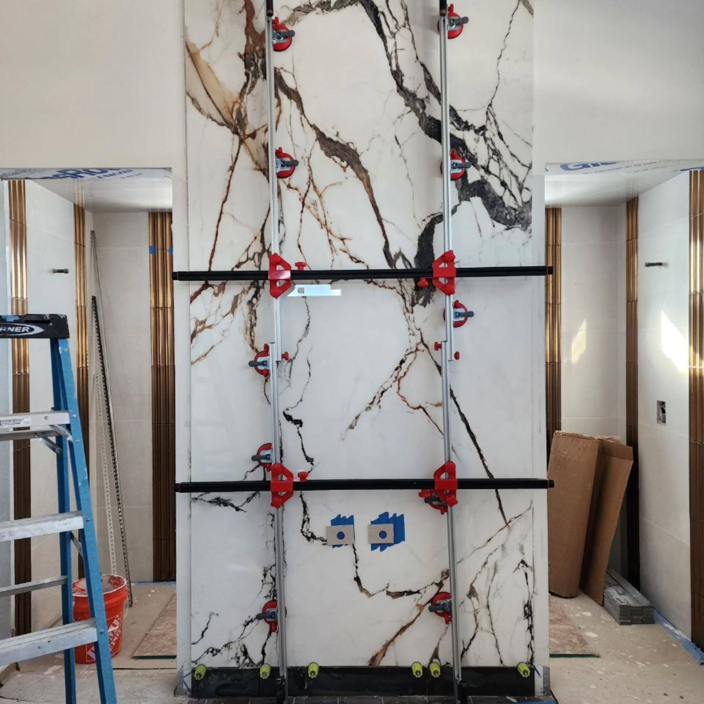 ✨ Seamless Luxury in Colorado ✨
One giant porcelain slab, almost 7 feet long.
Less grout. More style.
From Denver homes to Aspen resorts — large format makes a big impression.
👉 Ready to upgrade your space?
#ColoradoConstruction #LargeFormatTile #PorcelainSlab #KeyConstruction #DenverRemodel