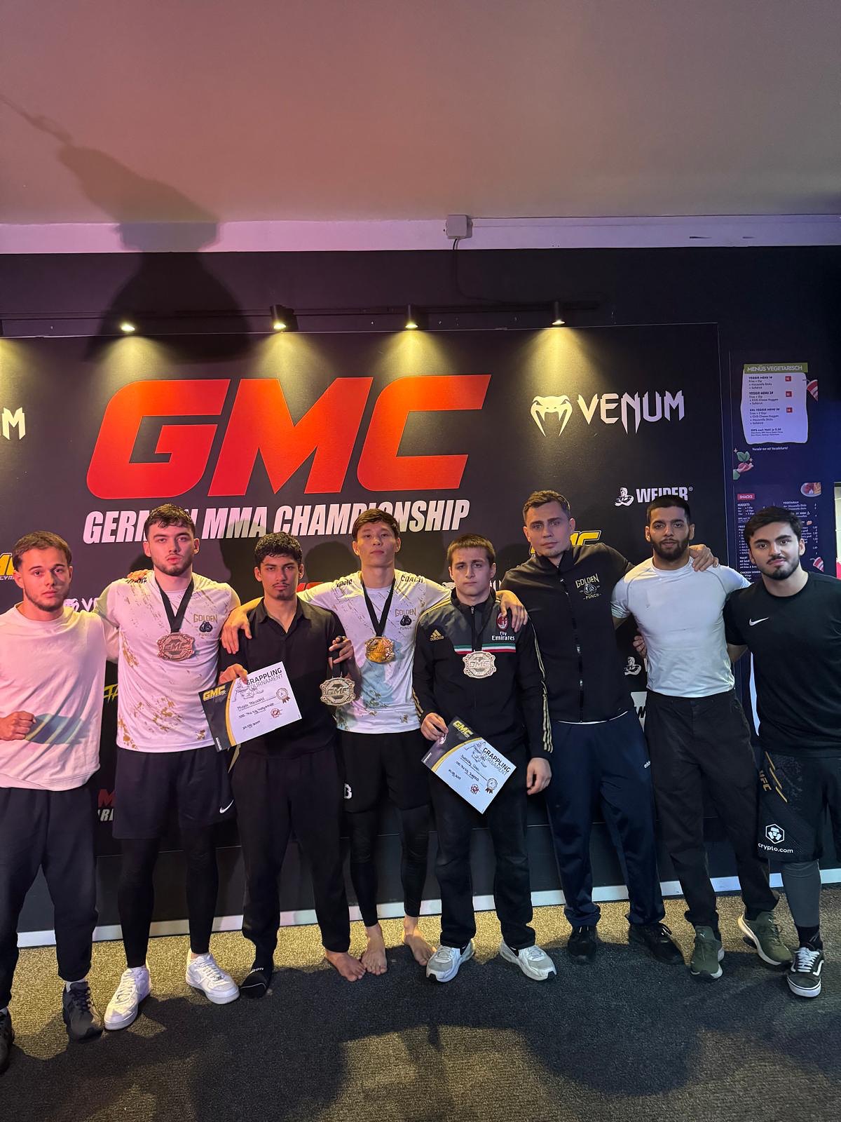 4 Medaillen für Golden Punch beim GMC-Grappling Turnier 🏆
🥇 Tsenguun holt den 1. Platz in der -77kg-Klasse mit 4 Siegen, davon 3 durch Submission.
🥇 Mujib bleibt ebenfalls ungeschlagen mit 4 Siegen (1 Submission) und sichert sich souverän Platz 1.
🥇 Kubilay gewinnt alle 3 Kämpfe und steht ebenfalls ganz oben auf dem Podium.
🥉 Vitali beendet das Turnier mit 3 Siegen – alle durch Submission – und holt Bronze nach einer Niederlage im Halbfinale.
Shams gewinnt 2 Kämpfe, verpasst aber leider knapp das Podium. Ferhart zeigt Einsatz, sammelt wichtige Erfahrung, bleibt aber diesmal ohne Sieg.
Respekt an alle Kämpfer – wir sind stolz auf eure Leistung!
#GoldenPunch #Grappling