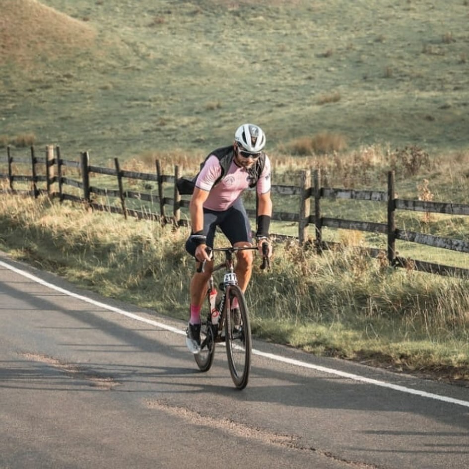 EP Race Report 28/09/25
Wow what a weekend of racing for the EP crew 🤩
It was so good to see the mix of disciplines across the group from cross country running to road cycling sportives 👏🏻
It was the first fixture of the North Staffs Cross Country league with fixture 1 being held at Betley. It was also the host for the England Masters XC selection so the fields were much more competitive.
Helen Bird had her first run out at XC for some time and did a great job coming home in 22:24 placing her 44th overall 👌🏻
Amy Crowe was also in the same race and as always executed a perfectly paced run crossing the line in 20:44 placing her 29th overall 🙌🏻
We then had Matt Harper and Mick Hutchins in the men’s race and both of them had really strong runs with Matt coming home in 31:46 and 78th place and Mick in 29:55 and 51st place 2nd age cat 💪🏻
Nick Holland took on the streets of Stoke on Trent at the Potters Half Marathon dressed as a mobile phone. He’s building up for his world record attempt at the Oulton Park marathon in a few weeks time. He had a super strong run coming home in 1:37 which was a 7 min course PB 🔥
Steve Gannon aka Mr Cycling was back in action at the Bakewell sportive. Although these events aren’t officially road races they are still very competitive at the front end and knowing Steve he’s not one to hold back 😆 Yet again he showed his strength by finishing second overall in a time of 5hrs 41mins over the 100 mile course with over 9,000ft of elevation 😱👏🏻
Well done all of you 🤩👌🏻🙌🏻👏🏻👏🏻
📸 Bryan Dale (Race Photos)
•
•
•
#endurancepeak #endurance #coaching #endurancecoaching #sportscience #physiology #periodisation #vo2max #lactatethreshold #trainingzones #multisport #triathlon #duathlon #running #cycling #athlete #gbagegrouper #pottersarf #halfmarathon #englandmastersxc #bakewellsportive #sportive #nsccl