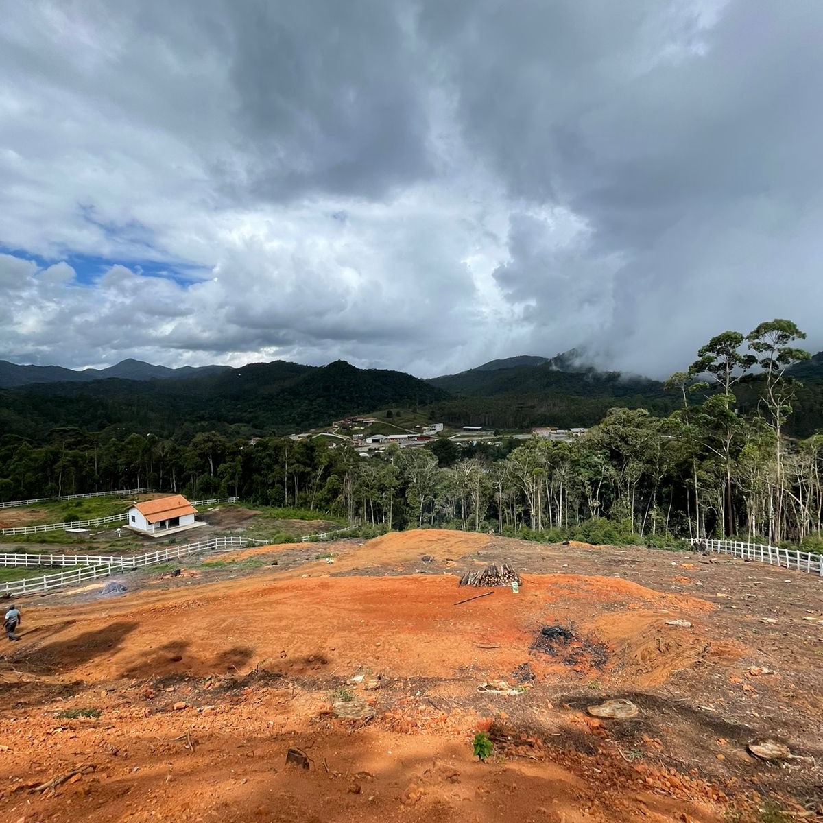CHÁCARA IMPERDÍVEL COM 6000M² EM DELFIM MOREIRA
Sua Chácara na Mantiqueira te Espera!
Imagine um lugar onde o ar puro da montanha encontra o conforto do campo. Este é o Chacreamento Bosque dos Eucaliptos, uma oportunidade única em Delfim Moreira, no topo da majestosa Serra da Mantiqueira.
Aqui, a qualidade de vida é garantida:
Chácaras prontas para construir: Todos os lotes já vêm cercados com réguas de madeira e contam com água e energia com medição individual. É só começar a planejar a casa dos seus sonhos!
Acesso impecável: Esqueça a poeira e a lama. O acesso principal é direto pela rodovia, sem estrada de terra, e o acesso interno é totalmente calçado, com uma entrada de serviço extra.
Vista panorâmica: A beleza natural está por toda parte, com uma vista deslumbrante que enche os olhos e acalma a alma.
Aproveite as facilidades de pagamento e garanta agora mesmo seu pedaço de paraíso com toda a comodidade e segurança que você merece. Venha viver a experiência de ter sua própria chácara no Bosque dos Eucaliptos.
R$190.000,00