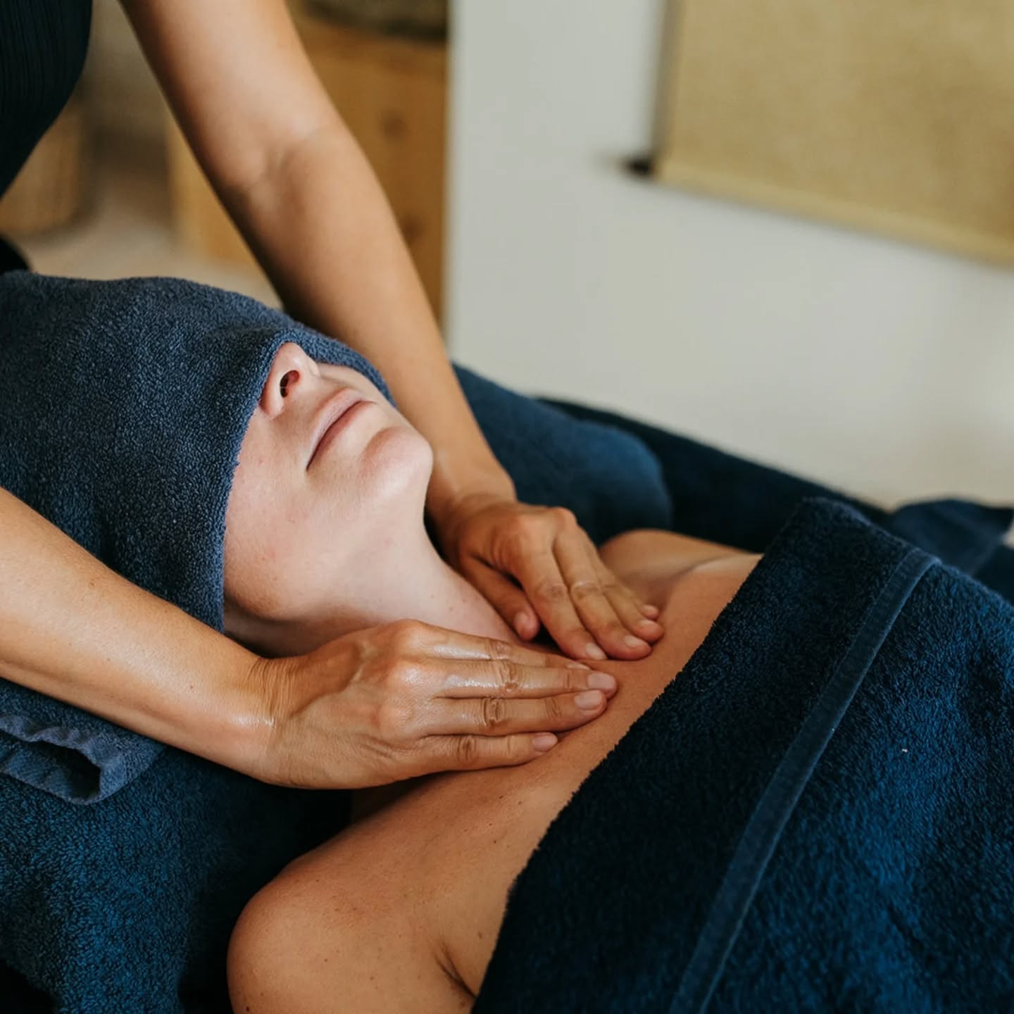 Accordez-vous un moment rien qu’à vous
Chaque soin que je propose est 100% sur-mesure, adapté à vos tensions, vos besoins et votre énergie du moment.
Massage profond, drainage doux, acupression ou détente globale… chaque séance est unique, comme vous.
🌿 Prenez rendez-vous dès aujourd’hui et offrez à votre corps ce qu’il mérite : un vrai temps de ressourcement.
Réservation en ligne https://au-creux-des-sens.reservio.com
Au Creux des Sens – www.aucreuxdessens.fr
📍13 cours des Barry - Saint-Paul-Trois-Châteaux
📷 @clairegalisson
#massage #soinsurmesure #detente #bienetre #massagepersonnalisé #massagetherapique #lacherprise #ressourcement #saintpaultroischateaux #soinducorps #pausebienetre #qigongtuina #massagetuina