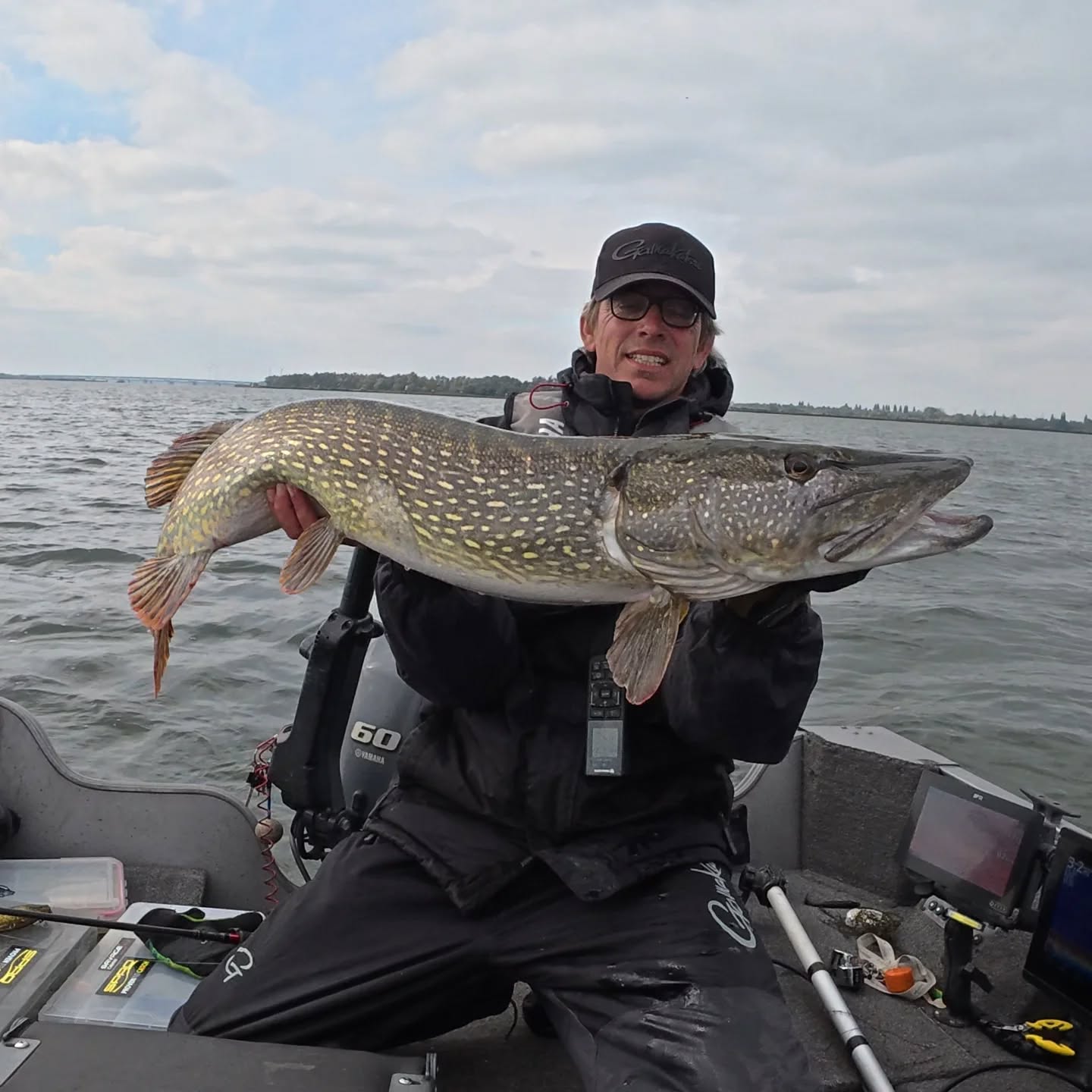 Some fish speak for themselves. This Biesbosch pike smashed the #SPRO Iris Thrillseeker—proof that the right lure, in the right moment, makes all the difference. No luck involved, just a clean, committed strike.
Cloudy skies, low pressure, and a boat built for results. This is why we fish.
#yamahaprofishing #batterylabs #lurefishingguide #ufxfishing #proventocatch #gamakatsu