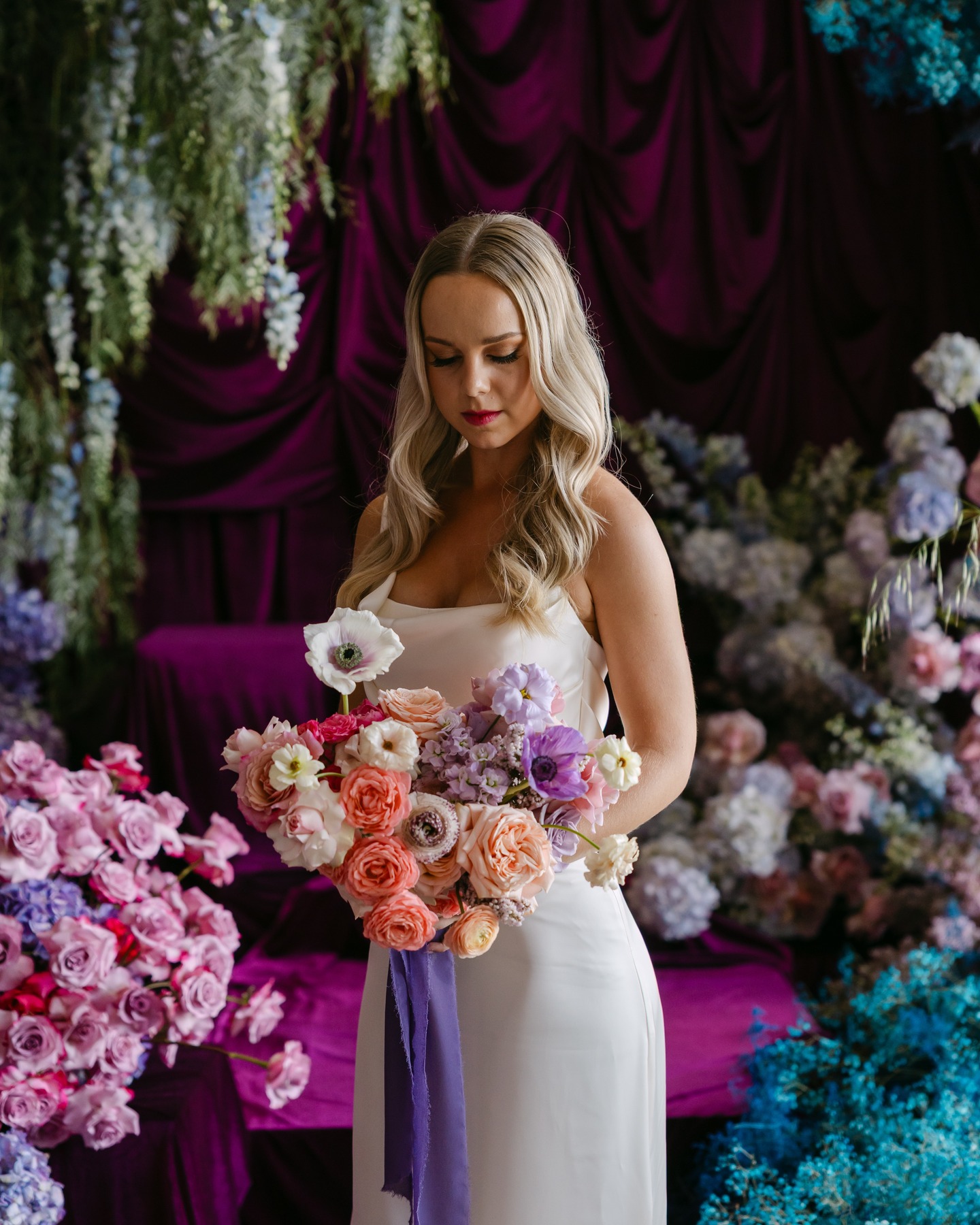 And here is our gorgeous model @anitav2002 doing her thing 🔥
Florists: @anliwahlfloral + @kadoufloraldesign for @pausefloralworkshops
Photography + Videography: @delicatephotography_