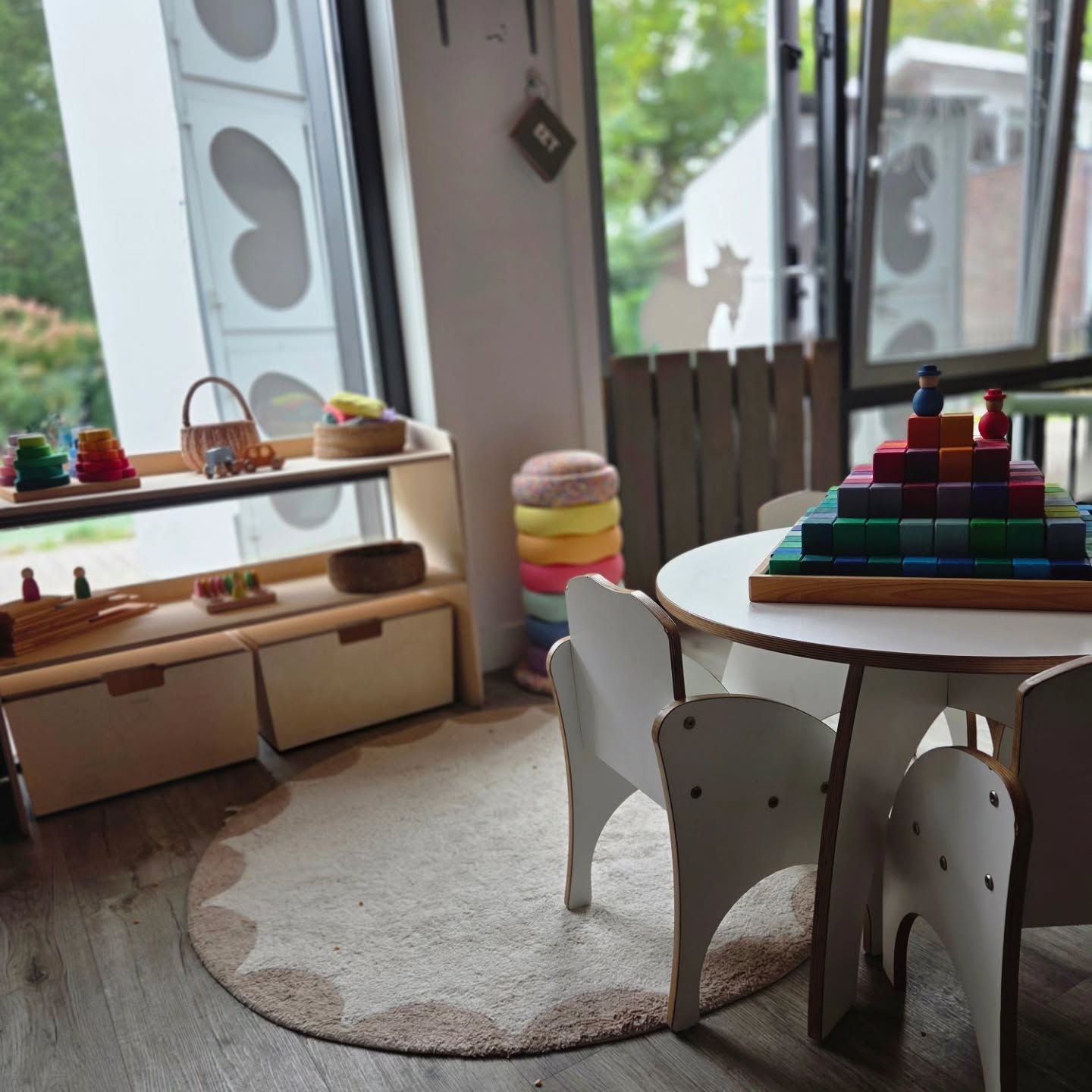 ✨ Spelen zonder grenzen ✨
Open eind materiaal geeft kinderen de ruimte om hun fantasie helemaal de vrije loop te laten. 🌈 Geen vastgelegd doel, maar eindeloos veel mogelijkheden. Vandaag is een toren, morgen misschien een kasteel, een dierentuin of een kleurrijke weg. 🏰🐒🚗
Door te ontdekken, combineren en uitproberen ontwikkelen kinderen niet alleen hun creativiteit, maar ook hun zelfvertrouwen. 💡💪
🌿 Laat kinderen zelf de regie nemen in hun spel en geniet van de prachtige verhalen die ontstaan uit hun eigen verbeelding.