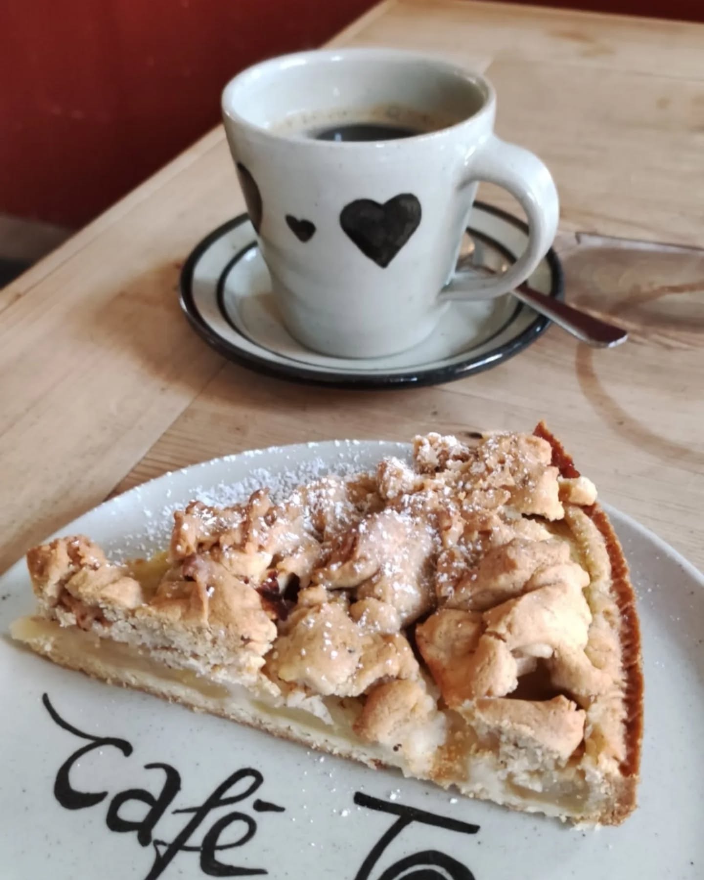 🍎 Apfel-Streusel
❤️ Bei uns im café Ton gibt es jedes Wochenende ein wechselndes Angebot hausgebackener Kuchen und besten Barista-Kaffee!
☕ Die Öffnungszeiten & Veranstaltungen für den laufenden Monat findet Ihr
im Highlight "Aktuelles" hier auf Instagram und auf unserer website (link in der Bio).
Wir freuen uns auf euch! ❤️
#caféton #fabrikschleichach #keramikwerkstatt
#kaffeeliebe #kaffee #barista
#kuchenliebe #kuchen