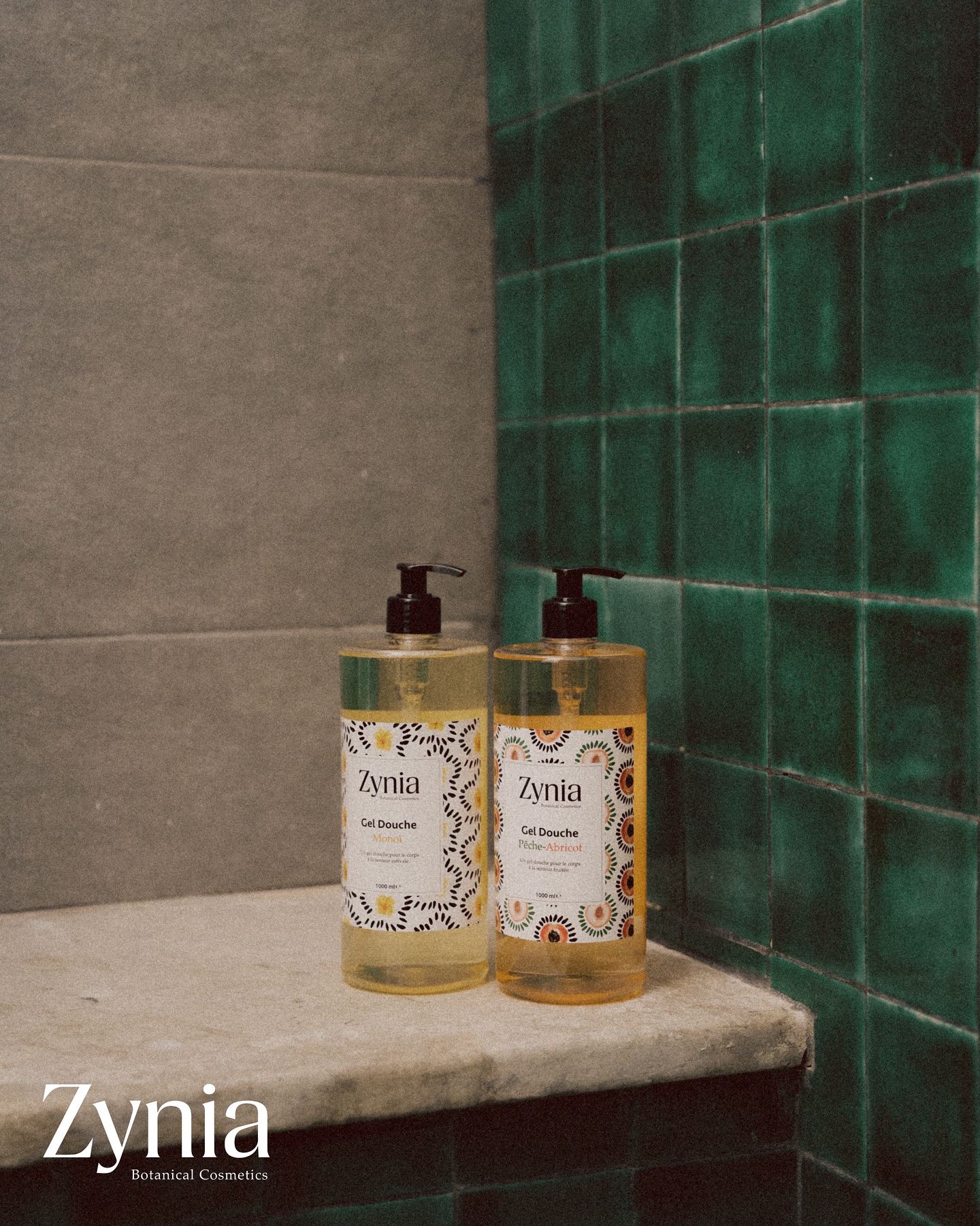 Deux parfums, deux ambiances 🌸🍑
Monoï pour l’évasion, Pêche-Abricot pour l’énergie, riches en hydratation pour une peau douce et nourrie.