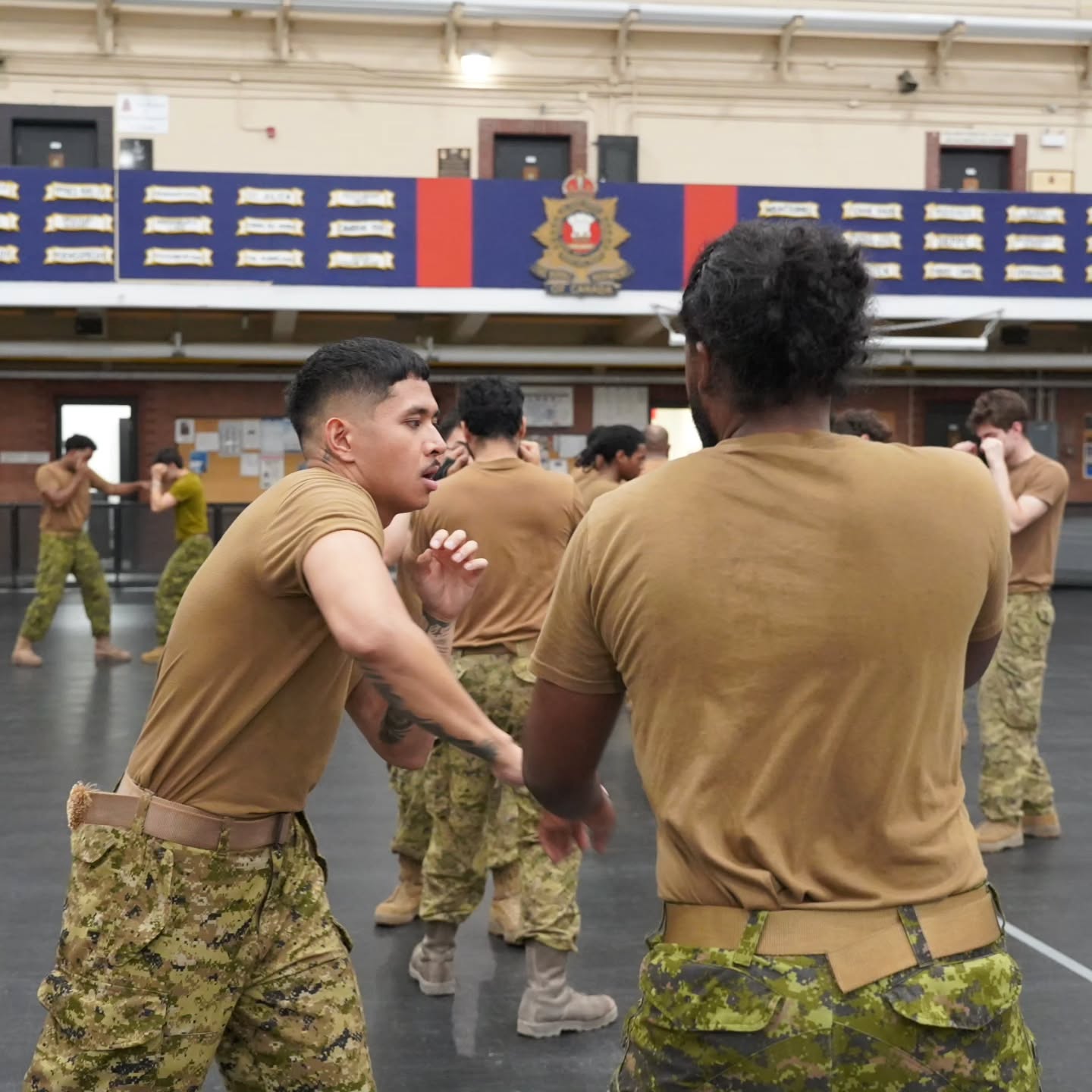 On Thursday 18 September 2025, members of The Royal Regiment of Canada participated in close quarter combat training at Fort York Armoury.
Would you like to know more?
https://linktr.ee/royalregimentofcanada
📸 Cpl D. Jankulovski
Le jeudi 18 septembre 2025, des membres du Royal Regiment of Canada ont participé à un entraînement de combat rapproché au manège militaire de Fort York.
Vous souhaitez en savoir plus ?
https://linktr.ee/royalregimentofcanada
#CanadianArmy #CanadianForces #CAF #soldier #IchDien #ReadyAyeReady #StrongProudReady #ArméeCanadienne #ForcesCanadiennes #FAC #soldat #IchDien #PrêtsAyésPrêts #FortsFiersPrêts