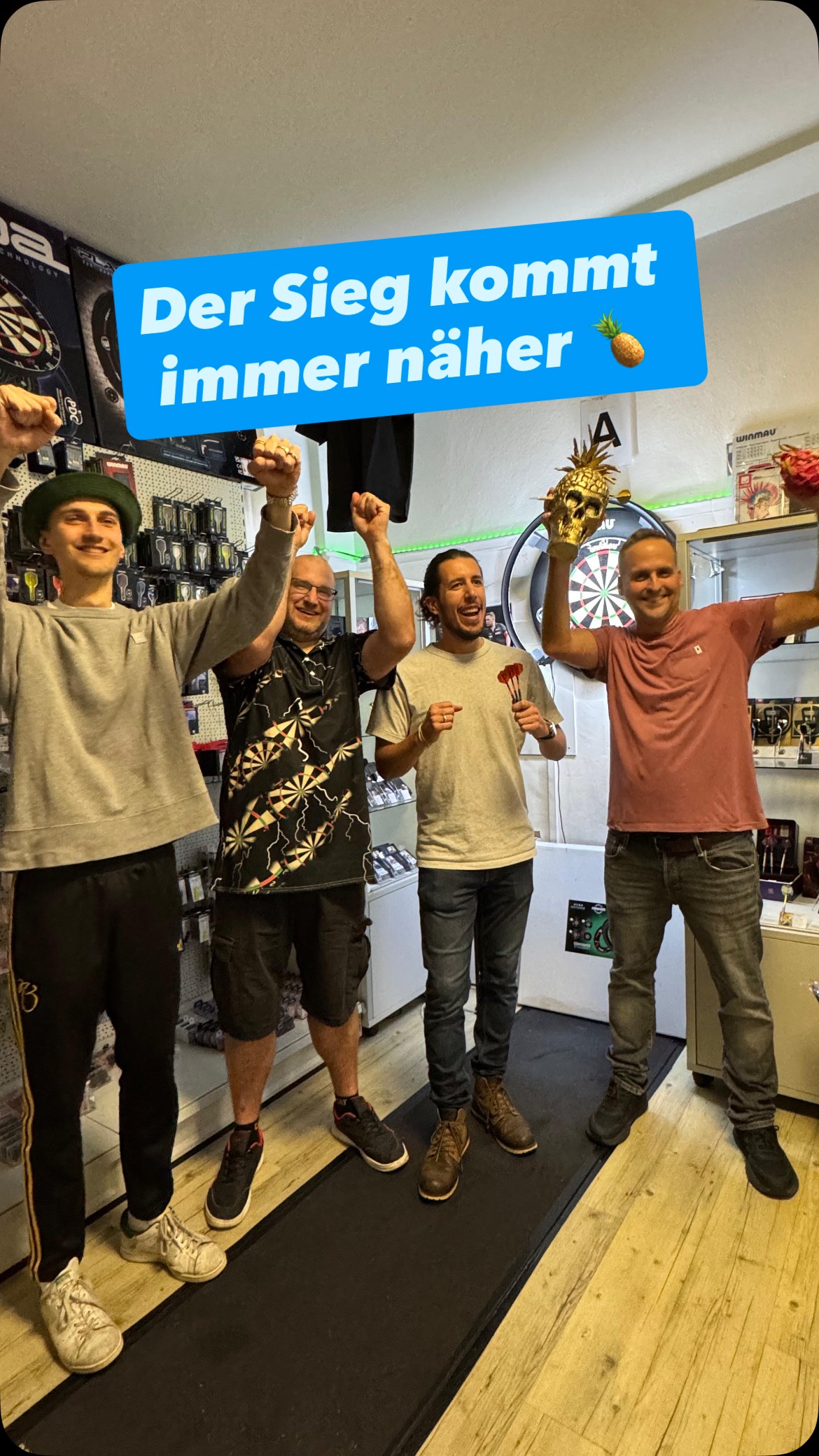 Erste Finalteilnahme am Ananas Cup - irgendwann gehört der Sieg uns 😉
Danke @dartshopzurich für die Organisation 🙏
Bald gibt es grosse News zu unserem neuen Trainingslokal - stay tuned 🤩
#zuericitydc #dartszurich #dartscommunity #dartsclub #steeldarts #zürich #neumitgliederwillkommen #ananascup