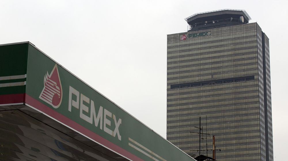 ¿Conoces a Pemex? La petrolera más endeudada del mundo que simboliza la economía de México. Descubre más sobre su impacto y desafíos. Link in Bio