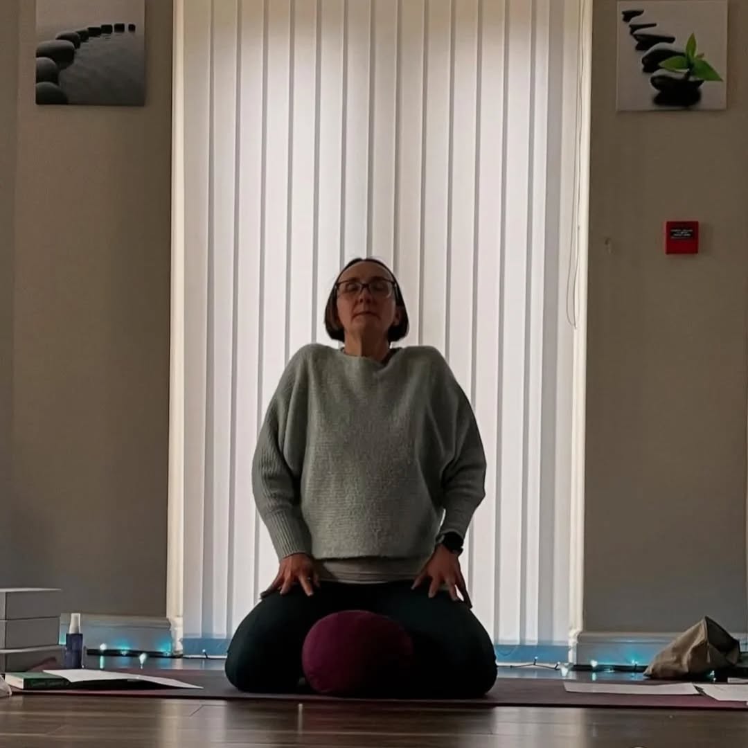 "What I love is that there are loads of shoulder rolls in your classes! Not just one or two but throughout!"
Sometimes it's the simpler things! There's a physical and a mental unwinding on a Friday morning..... letting go of the tension of the week! If you've been hunched over laptops, steering wheels or similar feeling the shoulders back and down can be helpful!!!
If you need to unwind not just once or twice? Do a few more 🤭 Add some whenever you change stance....laying, sitting, standing. Go with what feels good 🧘♀️