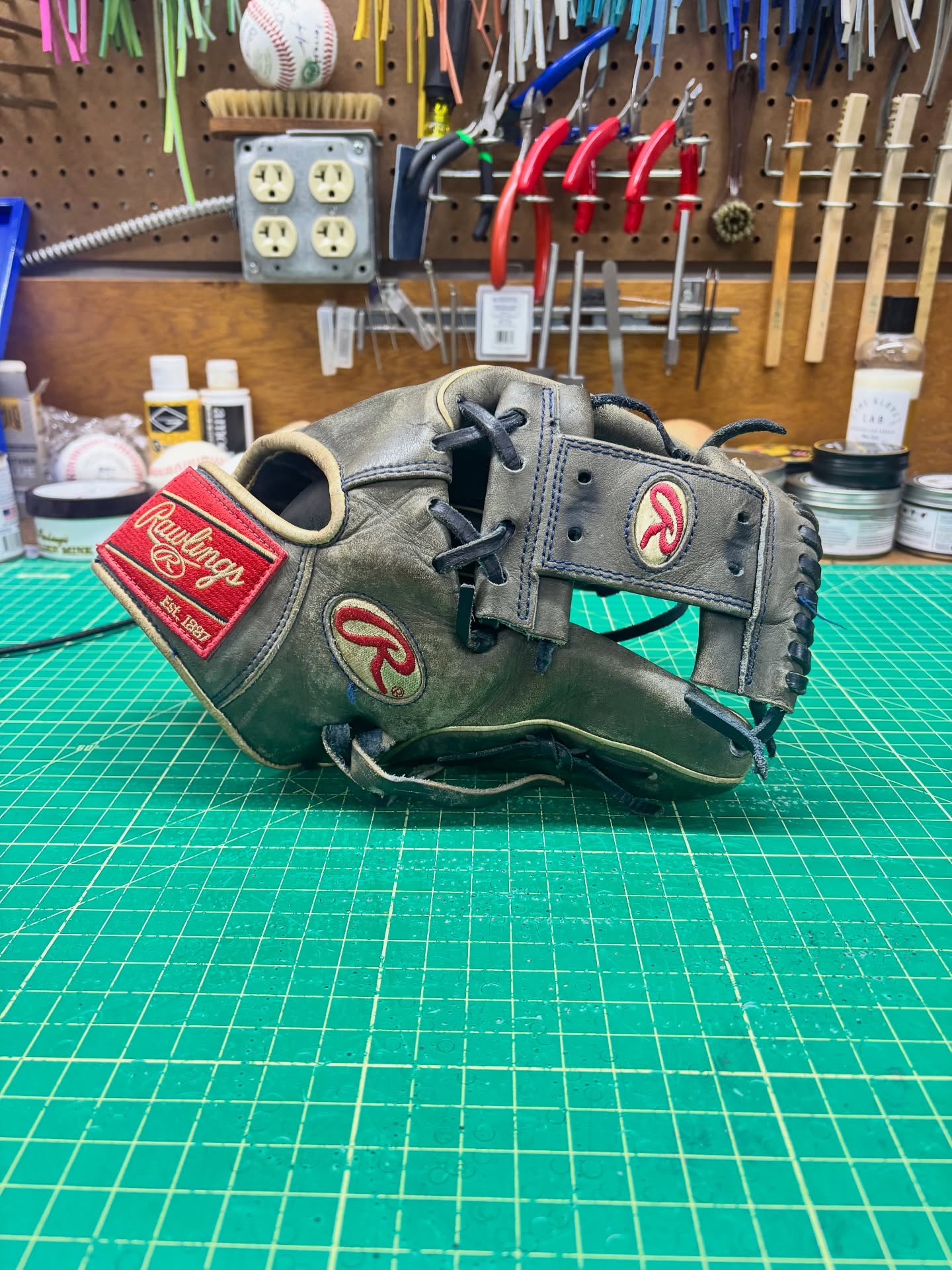 This 2016 Gold Glove Club Wingtip was left behind in the clubhouse for a few years. Finally getting a little attention with some new team color laces. Gotta love a wingtip with gold labels.
#rawlingsgoldgloveclub #rawlingswingtip #wingtipwednesday #relacednotreplaced #relacedontreplace #coloradoleatherbalm #buyfastpitchgloves #flatbillbaseball #ballplayersbalm #staygrassy #makingyourglovegreatagain
