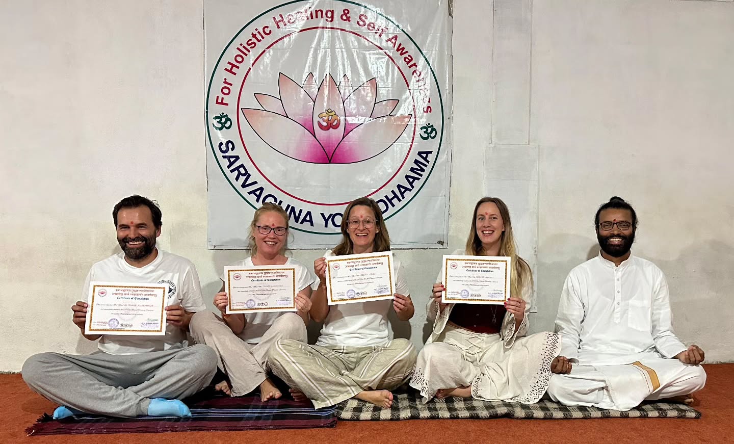 Done 🫶 – um viele Inspirationen reicher ziehen wir weiter.
Was bleibt? Erfahrungen und Wissen über das Zusammenspiel von Körper und Geist – psychologisch, philosophisch und auch spirituell.
Ich nehme daraus mit, wie heilend die Verbindung von Atem, Bewegung und innerem Erleben wirkt – und wie wertvoll es ist, diese Praxis in den Alltag zu tragen.
#laveda #yogatherapie #komplementaertherapie #willisau #körperundgeist #viniyoga #achtsamkeit