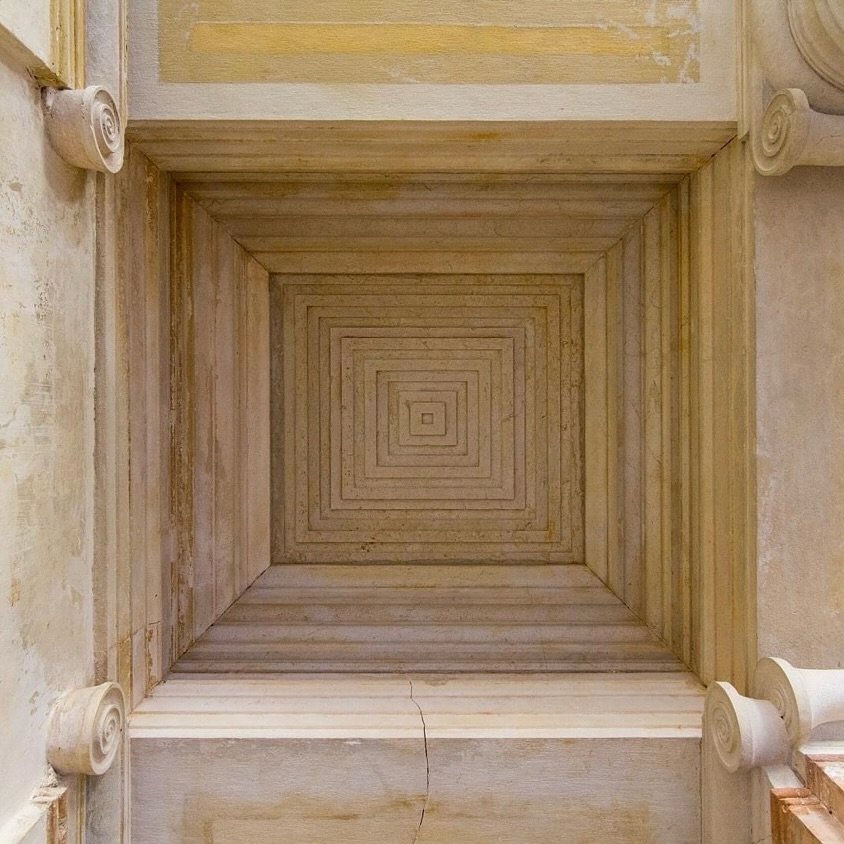 ๐๐ ๐ง๐จ๐ง ๐ ๐ฎ๐๐ซ๐๐ข ๐ข๐ง ๐๐ฅ๐ญ๐จ ๐ฏ๐ข๐ฌ๐ข๐ญ๐ข ๐ฌ๐จ๐ฅ๐จ ๐ฅ๐ ๐ฆ๐๐ญ๐โ.
Ogni soffitto della Villa รจ un cielo diverso: affreschi che intrecciano miti e allegorie, geometrie che si fanno armonia, decorazioni che rivelano lโimmaginazione di epoche lontane.
Guardare verso lโalto significa riscoprire un linguaggio silenzioso che accompagna ogni passo: รจ lรฌ che la Villa si svela nella sua interezza, sospesa tra terra e cielo, tra concretezza e visione.
Ph. @michelealbertosereni
_______
#VillaImperialePesaro #guardareinalto #soffitti #affreschi #geometrie #patrimoniovivente #storiaviva #LaNaturadellaCultura #culturaรจviva
@isairon.guide