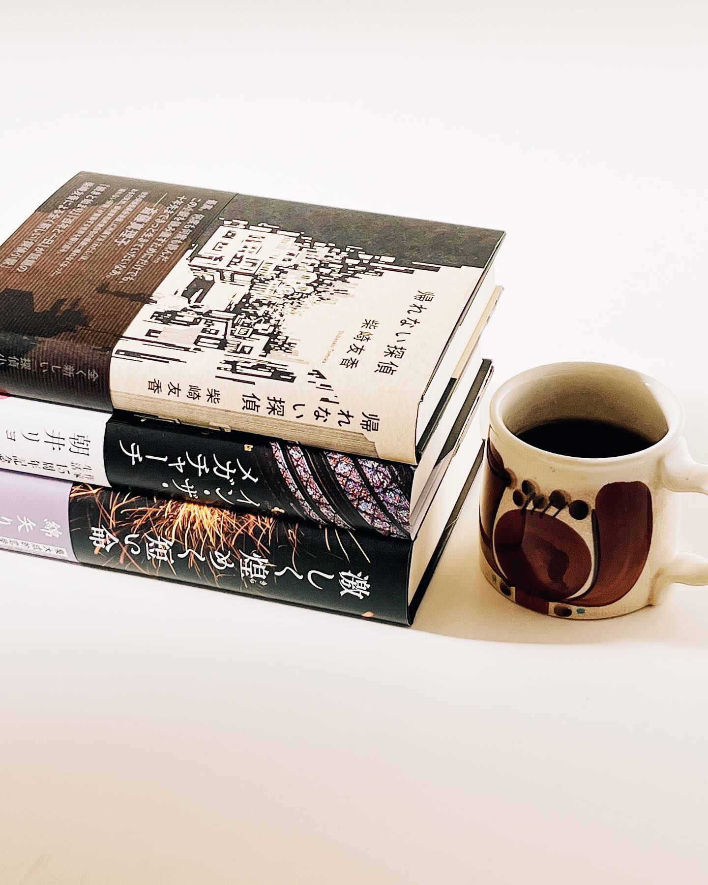 Back in Japan and racing to the bookstore, of course. Only two months away from this country and already I’ve missed so many phenomenal releases.
Pictured here (from top to bottom) are the newest, highly-discussed novels by Tomoka Shibasaki, Ryo AsaI, and Risa Wataya. Wow, these covers. They appear to be epics, all of them, in both length and content. And they are not yet translated, though somewhere in the world, an amazing translator may be working on them now. I don’t know!
I’m grateful to have had a chance (numerous chances) to share some English translations I’ve done this year, and I want to run up and hug every one of you who has picked up one of the books. I won’t, because that’s scary, but thank you.
I 𝘢𝘭𝘴𝘰 miss talking about novels (both English and Japanese) as just a crazy fan and book nerd. It may take me longer than before to finish these novels, but I’m as excited as always, if not more, to be able to live in the minds of these brilliant modern-day writers.
They’re unstoppable. We as translators can only hope to sort of keep up.
- - -
約2ヶ月ぶりに日本へ戻り、薄く入れすぎたコーヒーを飲みながら週末に購入した小説を眺める。
久しぶりにいち読者として、ファンとして、書店で「読みたい!」となった本に飛びつく楽しみを味わってきた。柴崎友香さん、綿矢りささん、朝井リョウさんの新刊を購入できる幸せ。少しずつ読み進めることにはなると思います…。
今年はありがたいことに、英語に翻訳させていただいた作品がいくつか発表され、英語の読者に手に取っていただけているという幸運と幸せを噛み締めながら、作家の方々の頭の中で過ごしている時間が長いと自分まで深いことを考えていると錯覚する。
それは錯覚でしかない。もっと読みたい。作家のみなさんはどんどん先へ進んでいる…。