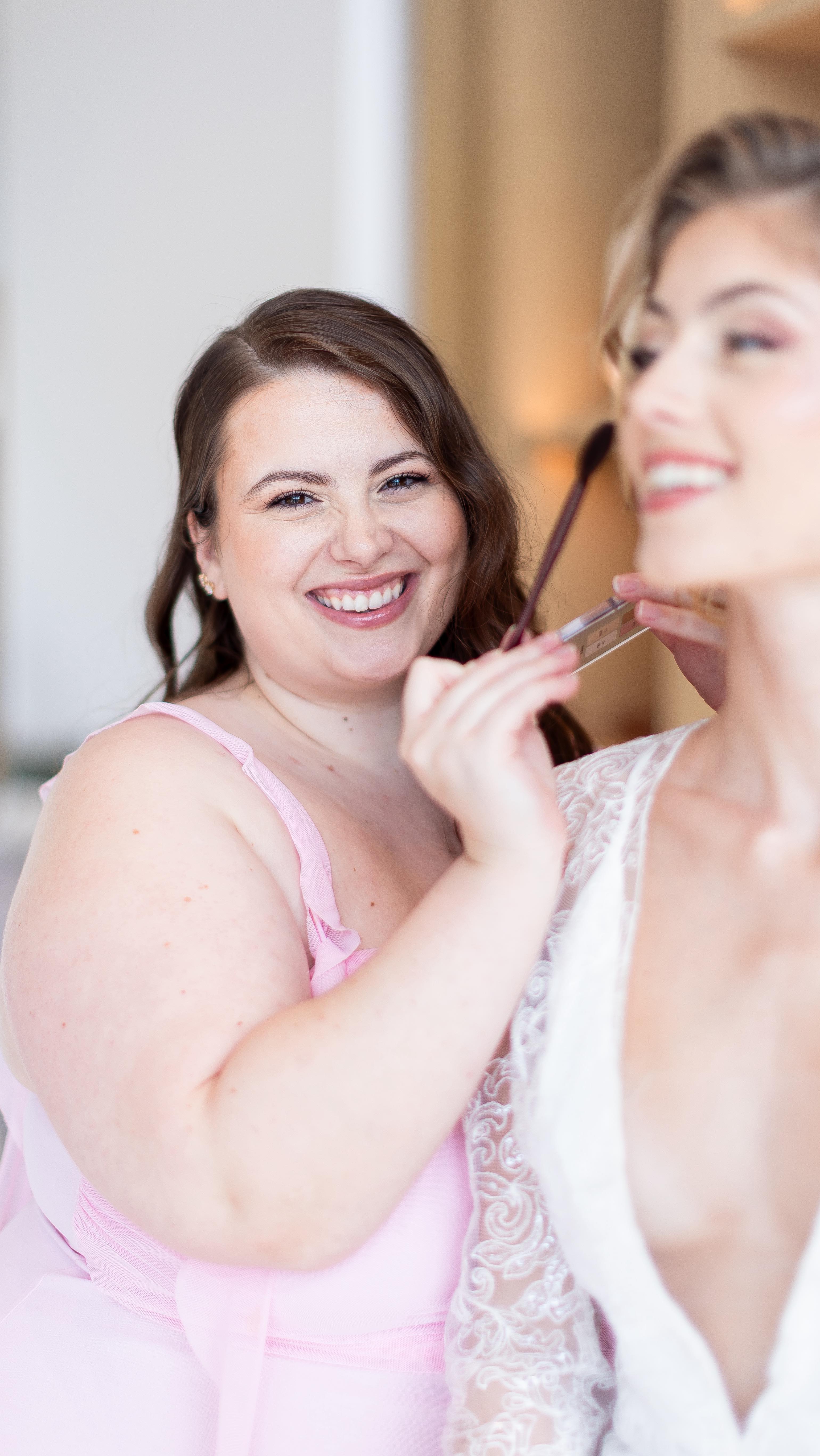 Je ne le fais pas
Je prends 1h15 pour maquiller une mariée.
Pas seulement pour appliquer du maquillage.
Mais pour :
– Préparer la peau avec soin, étape par étape
– Travailler le teint pour qu’il tienne toute la journée, toute la nuit, malgré la chaleur, les émotions, les larmes
– Créer un maquillage élégant, lumineux, qui reste aussi beau en réalité qu’en photo ou en vidéo
– Offrir à la mariée bien plus qu’une mise en beauté : un moment pour elle, un vrai temps de calme et de présence
Parce que chaque geste compte.
Parce que chaque détail fait la différence.
Coiffure : @bridalhair_bynila
Robe : @maison_limpertinente
Maquillage : @melkeupglam_makeupartist
Mariée sublime : @louulambert
_____
L’expérience Mariée by MelkeupGlam
Je suis Mélodie, maquilleuse experte en maquillage mariée lumineux et élégant, basée à Montpellier.
Disponible en Occitanie et partout en
France, je vous propose un accompagnement sur-mesure pour sublimer votre beauté naturelle avec élégance, à la hauteur de vos attentes.
Il reste quelques dates pour 2025... et mon planning 2026 est ouvert.
Serez-vous la prochaine mariée que j’aurai le plaisir de sublimer ?
#Mariée 2025 #Mariée 2026
#MaquillageMariée #MakeupBride
#MaquilleuseMariage
#MakeupArtistMontpellier
#MariageOccitanie
#MaquilleuseProfessionnelle #GlowyBride
#MariéeNaturelle
#BridalMakeupFrance #MaquillageGlow
#WeddingMakeupArtist
SEO :
maquillage mariée, maquilleuse professionnelle mariage, maquillage mariage Montpellier, maquillage lumineux mariée, maquillage longue tenue, maquillage élégant mariage, préparation peau mariée, expérience maquillage mariage, makeup artist haut de gamme, mariée 2026, makeup artist mariage, mariage Occitanie, bridal makeup France