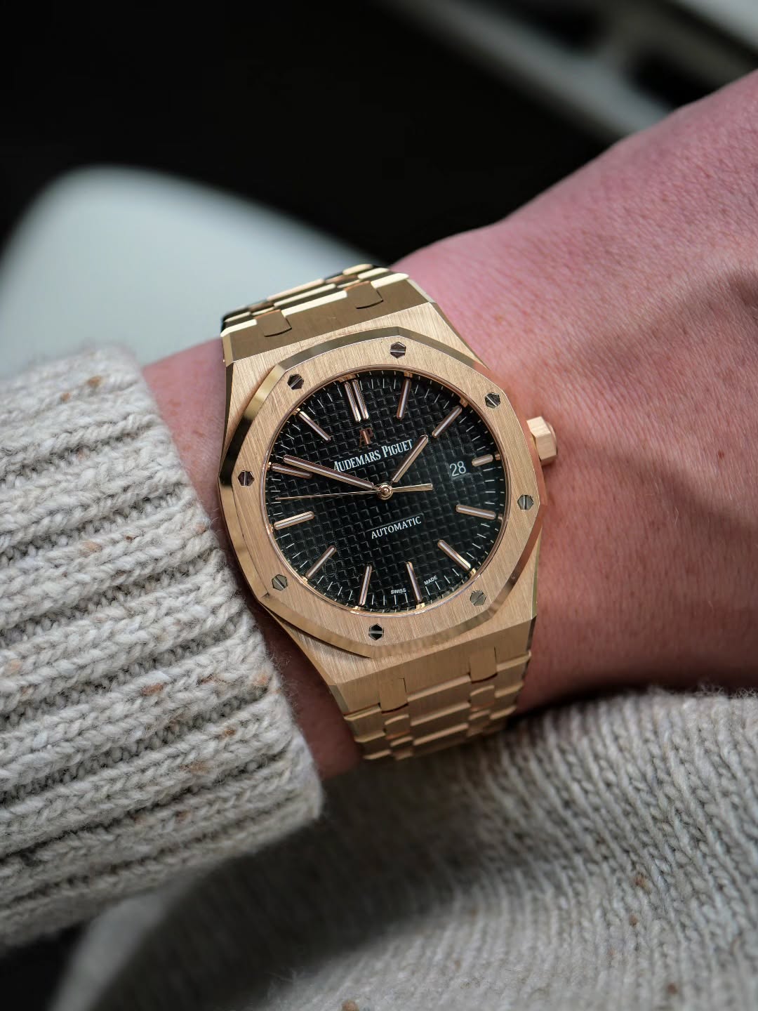 Audemars Piguet Royal Oak
⌚️ Ref. 15400OR.OO.1220R.01
⌚️ 18k rose gold
⌚️ Box & AP certificate
⌚️ Diameter: 41mm
⌚️ Year: 2016
#audemarspıguet #watch #royaloak