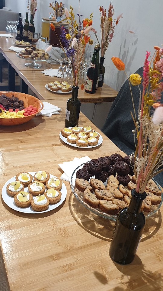 CHEZ PLUME VOUS ÊTES CHEZ VOUS !
N'hésitez pas à nous contacter pour vos pot de départ/ goûter de départ ou autre événement ! 🥂
Plume c'est idéal pour recevoir jusqu'à une trentaine de convives pour vos moments de convivialité en semaine et profiter de la terrasse aux beaux jours 😉
Une proposition traiteur selon vos envies et votre budget : du sucré, du salé, des bulles,...du sur mesure comme d'habitude ! ✂️
Plume, cantine savoureuse
1 rue Mercoeur
440000 Nantes
06 80 07 74 86
Coucou@plumecantine.fr
www.plumecantinesavoureuse.fr
.
.
.
.
.
.
.
#privatisation #cocktail #potdedepart #momentdeconvivialite #catering #traiteur #faitmaison #nantesmaville