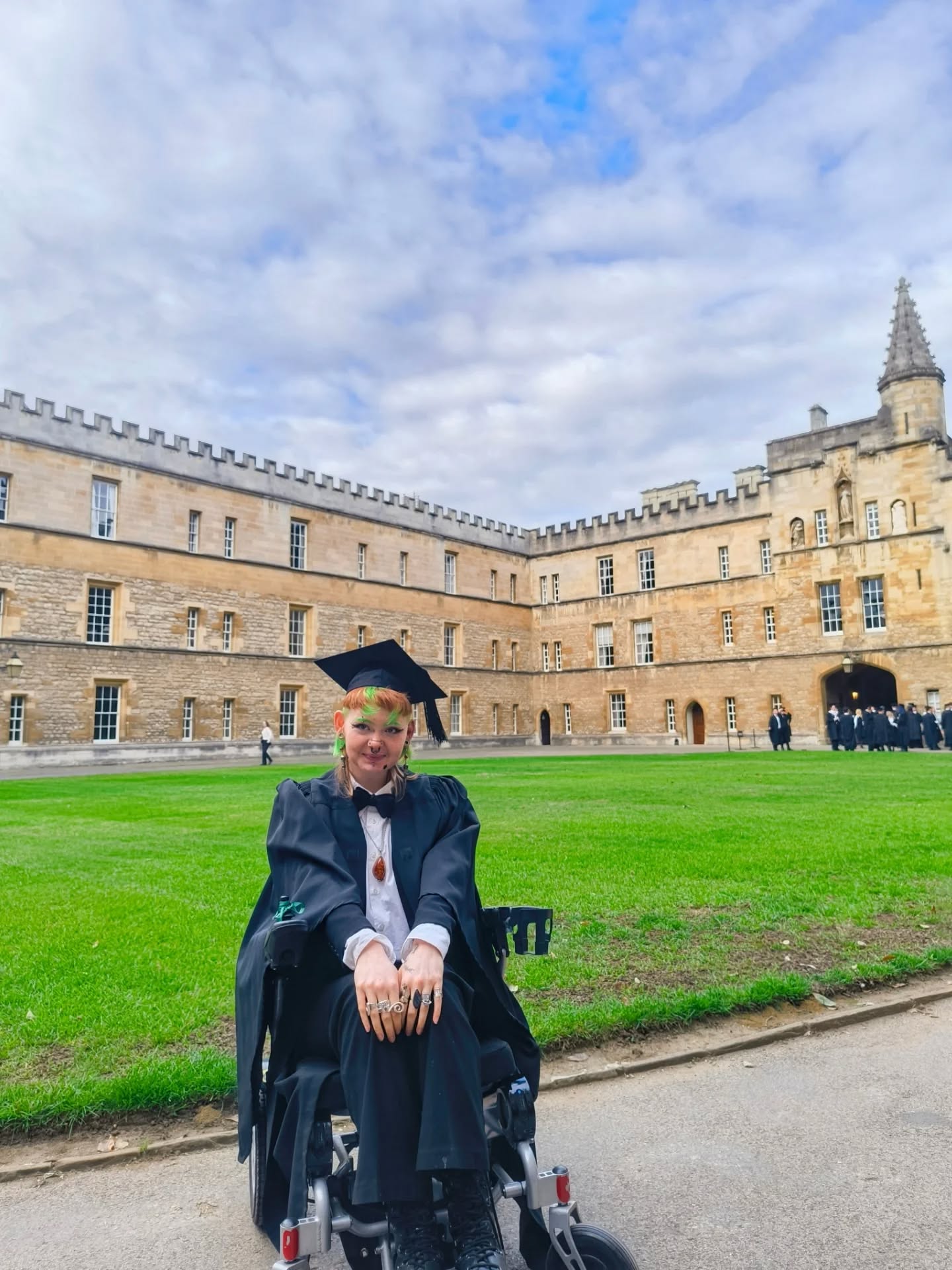 If you didn't know I graduated 🧑🏼🎓and officially got my Oxford 🎓 degree I did it 💖😝
Wanna see more of my work - link in bio ;)
#oxford #oxforduni #fineart #fineartist #bafineart #oxfordgraduation #wheelchairuser #disabledartist #degree