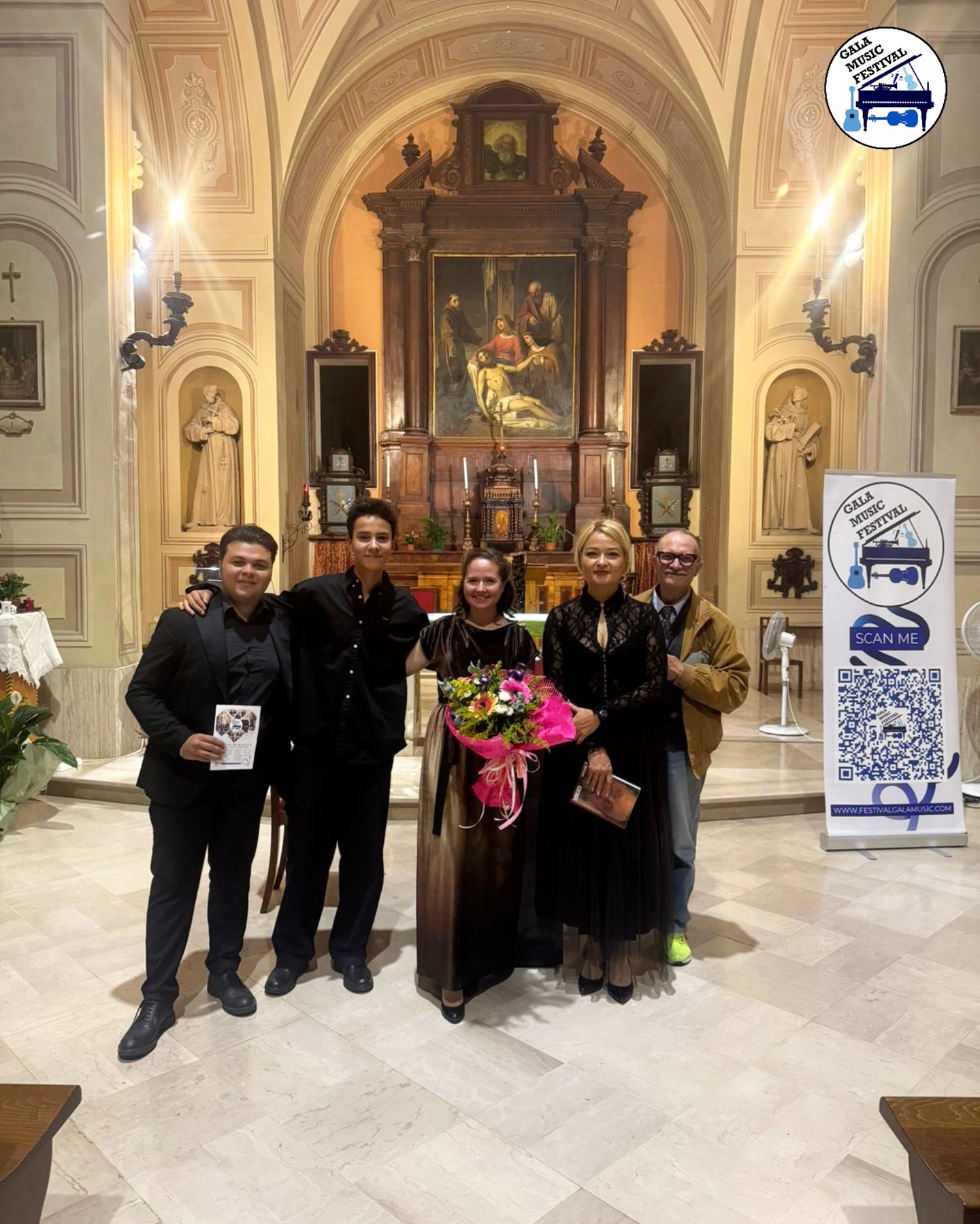 “La Voce da un Altro Mondo” 27.09.2025
Chiesa dei Frati Cappuccini, Imola
Un giorno fa, nella suggestiva cornice della Chiesa dei Frati Cappuccini di Imola, abbiamo vissuto un viaggio musicale che ha toccato le corde più profonde dell’anima.
La voce intensa e magnetica di Anastasia Pirogova, insieme alla sensibilità artistica di Ekaterina Chebotareva, ci hanno condotto nel cuore della grande tradizione russa, ricca di pathos, lirismo e bellezza senza tempo.
Un ringraziamento speciale anche al giovane talento Timofei Lifshits, vincitore del concorso MusicArte 2025 di Tiggiano, che con il suo interludio pianistico ha arricchito la serata con la forza espressiva della nuova generazione.
Il Gala Music Festival continua il suo cammino, portando sul palco non solo musica, ma esperienze che restano impresse come incontri con qualcosa di eterno.
Grazie di cuore al pubblico che ha reso questa serata indimenticabile.
La magia continua…
📸 Ringraziamo @palina_satz
#galamusicfestival #musica #imola #concerto #voce #pianoforte #arte #cultura #russia #lirismo #classica #pubblico #emozioni #eterno