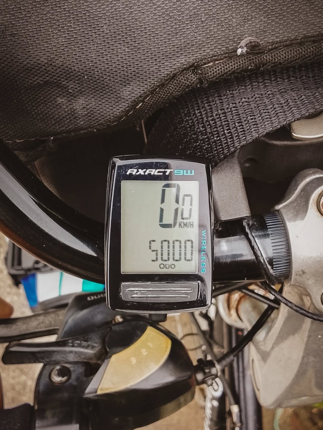 5,000 km today. Quite a significant milestone.
Because my route, with all its detours, would make many experienced cyclists laugh. But that hardly matters, I am not looking for performance here, but rather immersion.
Because in a world where we rush from one experience to another, the real slowdown is not choosing to travel by bike, but accepting and fully experiencing the many paths that deceleration offers.
Being slow on the road is one thing, making it a state of mind is quite another. Embracing slowness means opening yourself up to multiple trajectories that ignore the time traveled and the number of kilometers counted. It means accepting human and geographical invitations. It's not just about crossing a country, but letting yourself be carried away by the flow of life of those who live in it.
So I leave the flatness of highways and dreary straight lines to other speed addicts. I have traveled many miles that were never an end in themselves, and yet I am still far from Japan. No matter, I have all the time in the world, and it is a luxury that I am well aware is a privilege. The thread of my time is not linear but stretches out in long loops that are no longer measured in miles but counted in encounters.
So long live these beautiful hours that we no longer count, long live these miles that stretch out and all those to come. May they continue to zigzag and never go straight to the point.
French in comment 👇